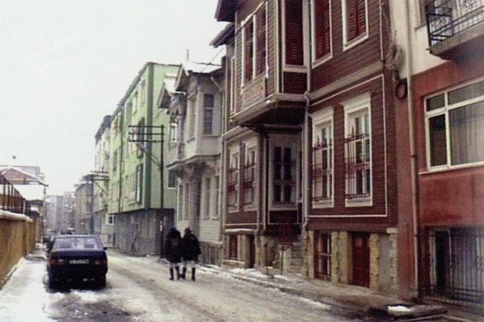A still from the documentary film Edirne (1998) by Hilmi Etikan                                                                                                                                                                                                 Hilmi Etikan’in <i>Edirne</i> (1998) belgeselinden bir kare
