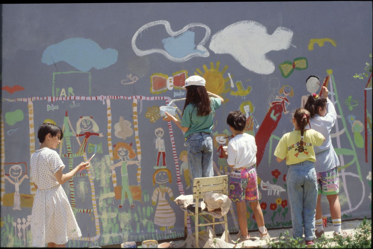 55d6bdf6 5585 437b A975 4d465604b268 Üsküdar Çocuk Yuvasından çocuklarla duvar resmi çalışması, 1990
Oya Abacı Arşivi