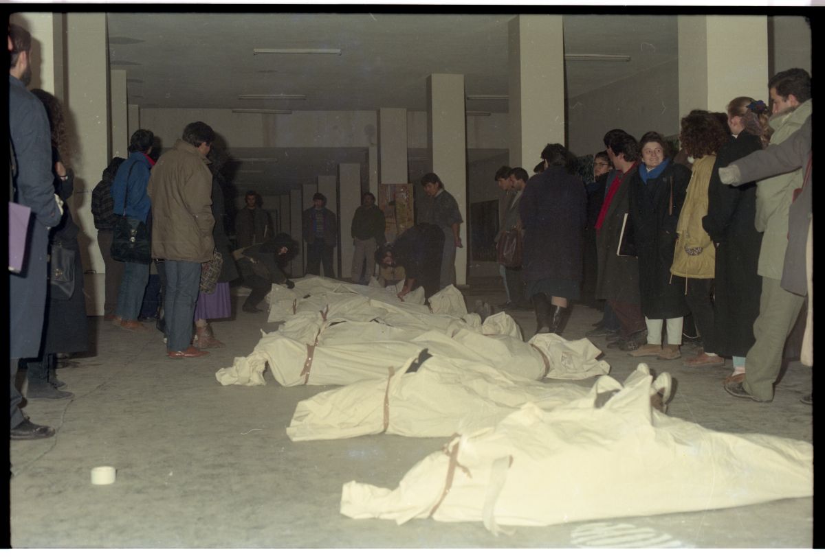 9 Mon063018 <i>Ölümü Düşünmeden Ölüyü Düşlemek, Mutadis Mutandis</i> sergisinden görünüm, Celal Bayar (Gar) Alt Geçidi, Ankara, 1989<br />
Salt Araştırma, Moni Salim Özgilik Arşivi<br />
