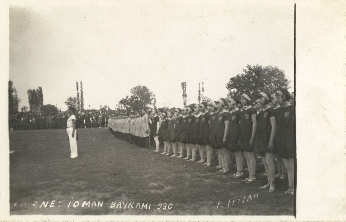 Ahedi071 İdman Bayramı Kutlaması, Edirne, 1930<br />
Salt Araştırma, Fotoğraf ve Kartpostal Arşivi<br />
