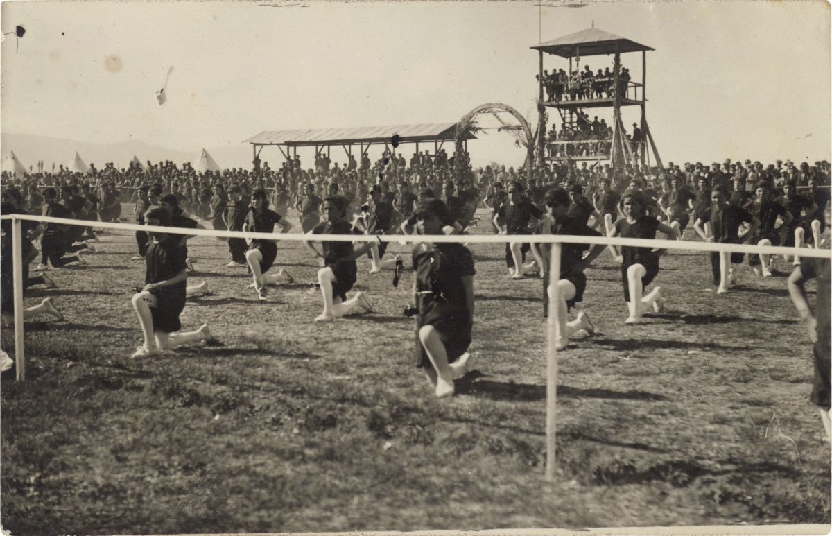 Ahkon014 Konya Kız Muallim Mektebi öğrencileri Jimnastik Bayramı kutlamalarında, 1929 
Salt Araştırma, Fotoğraf ve Kartpostal Arşivi
