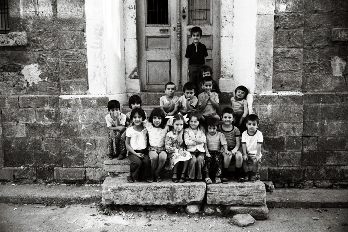 Gorsel8 Tcbh201703161 Antalya’da bir evin önündeki çocuklar (Cengiz Bektaş’ın Antalya gezisi sırasında çektiği fotoğraflar; 35mm, siyah beyaz negatif film) <br />
Salt Araştırma, Cengiz Bektaş Arşivi<br />
