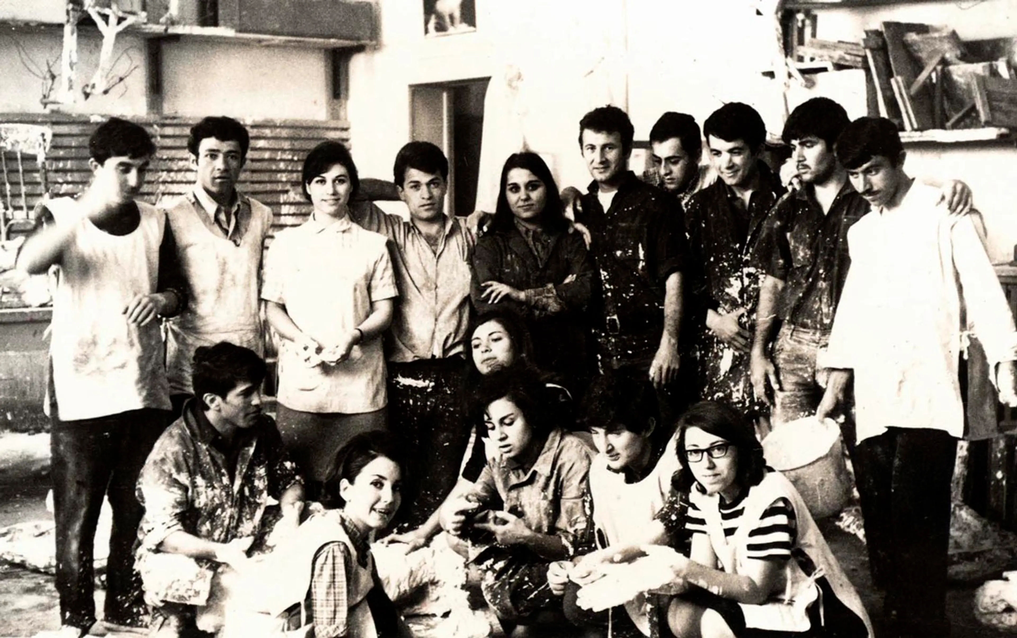 Resim-İş öğrencisi (solda) İsmail Saray sınıf arkadaşlarıyla modelaj atölyesinde, 1967 SALT Araştırma, İsmail Saray Arşivi