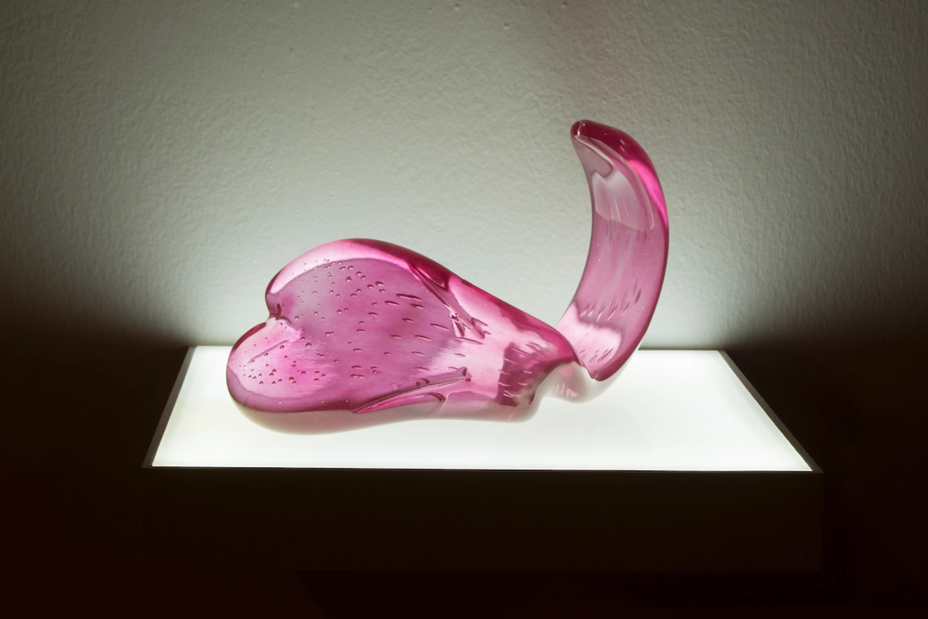Slavs and Tatars, Hung and Tart (full ruby) [Şekilli ve Mayhoş (tamamen yakut)], 2014 Sanatçılar ve Tanya Bonakdar Gallery’nin (New York) izniyle