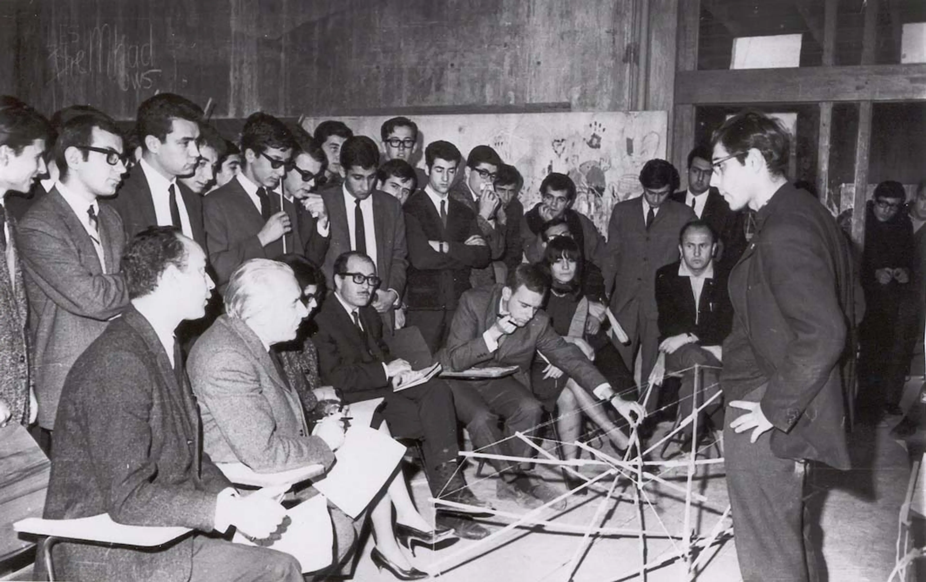 The Getty Foundation’ın Keeping It Modern programı kapsamında ODTÜ Mimarlık Fakültesi Mimarlık Bölümü için derlenen arşivden: Prof. Frederick Alois “Fritz” Janeba (1905-1983), “ARCH 101 Basic Design” dersi jürisinde, 1965.