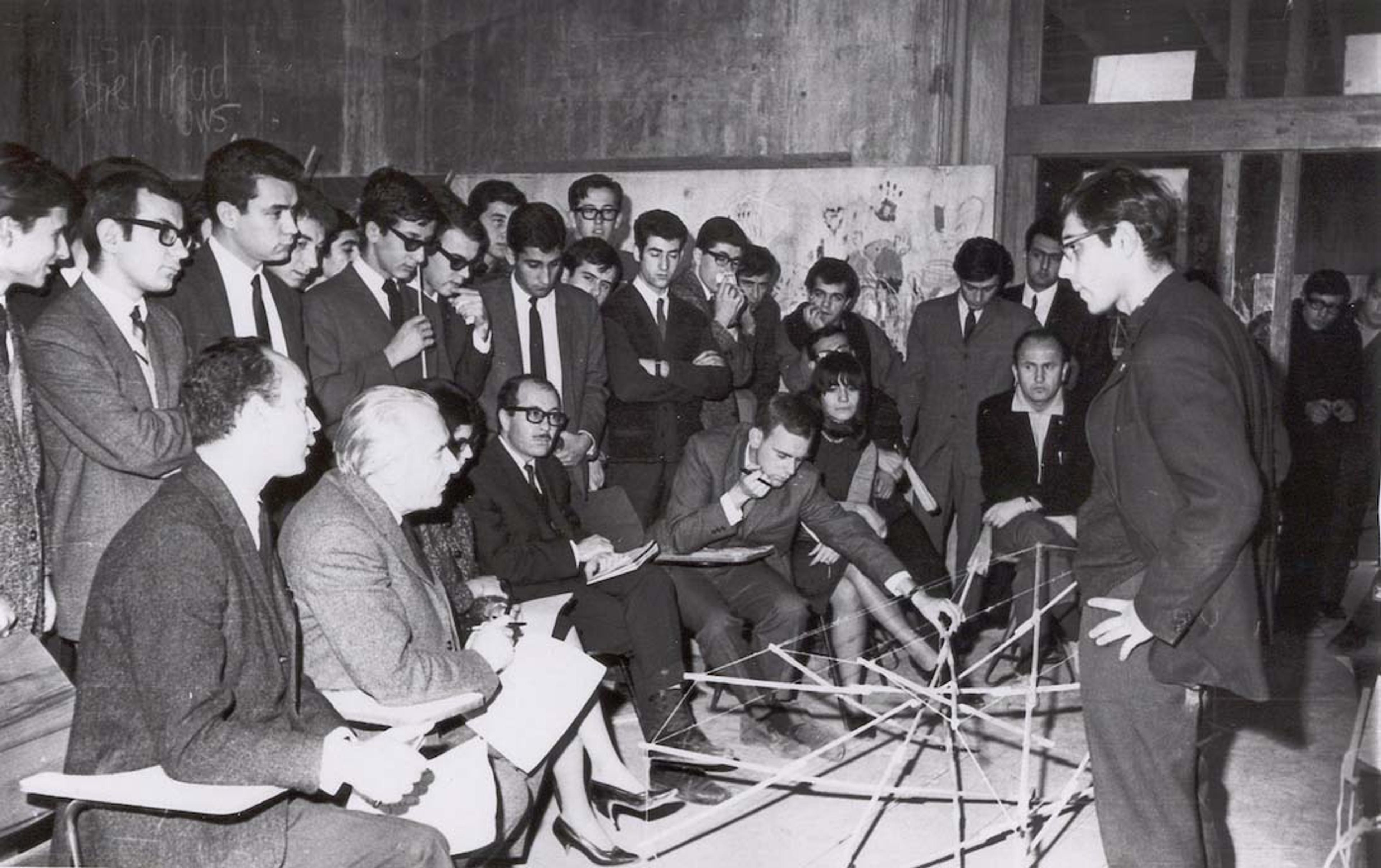The Getty Foundation’ın Keeping It Modern programı kapsamında ODTÜ Mimarlık Fakültesi Mimarlık Bölümü için derlenen arşivden: Prof. Frederick Alois “Fritz” Janeba (1905-1983), “ARCH 101 Basic Design” dersi jürisinde, 1965.