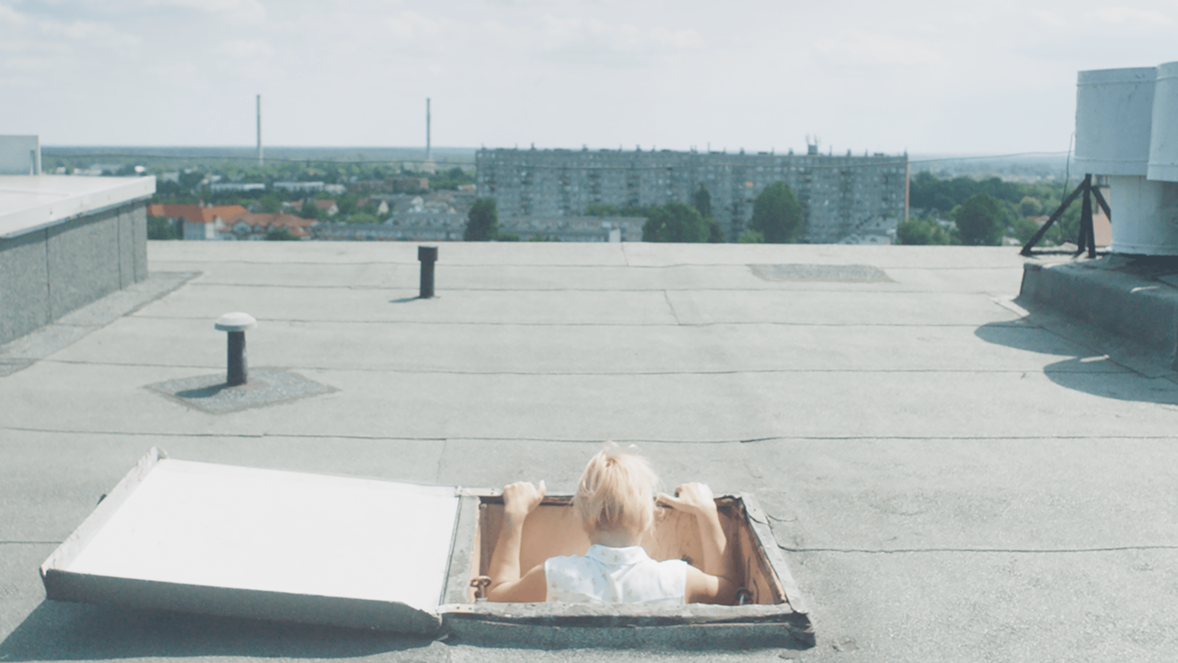 Still from Kobieta na dachu [Woman on the Roof] (2022)