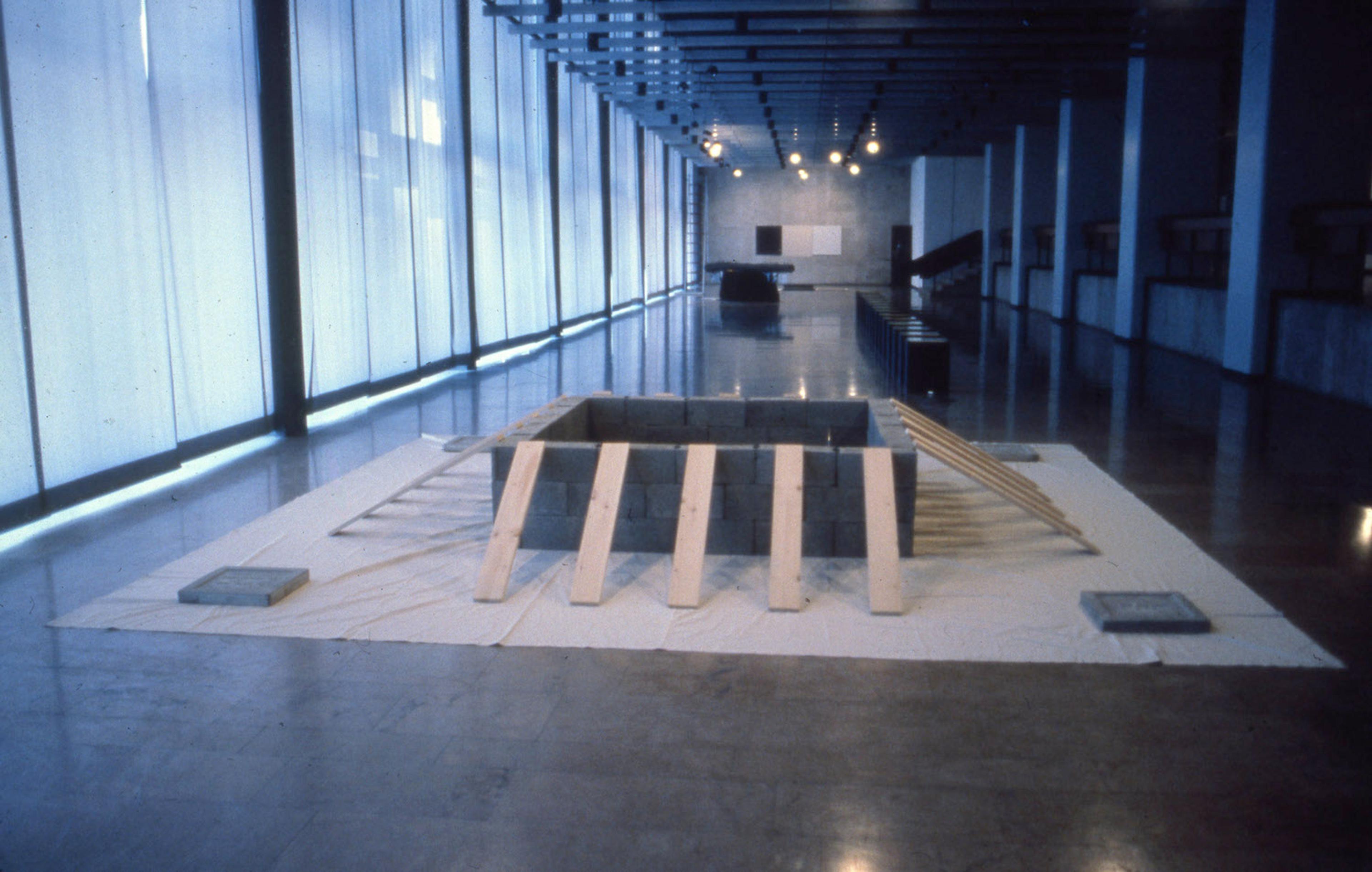 Cengiz Çekil, Fani Bir Anıt No: 2 (1990), 8 Sanatçı 8 İş: B sergisinden görünüm, Atatürk Kültür Merkezi (İstanbul), 1990-91 Salt Araştırma, Cengiz Çekil Arşivi