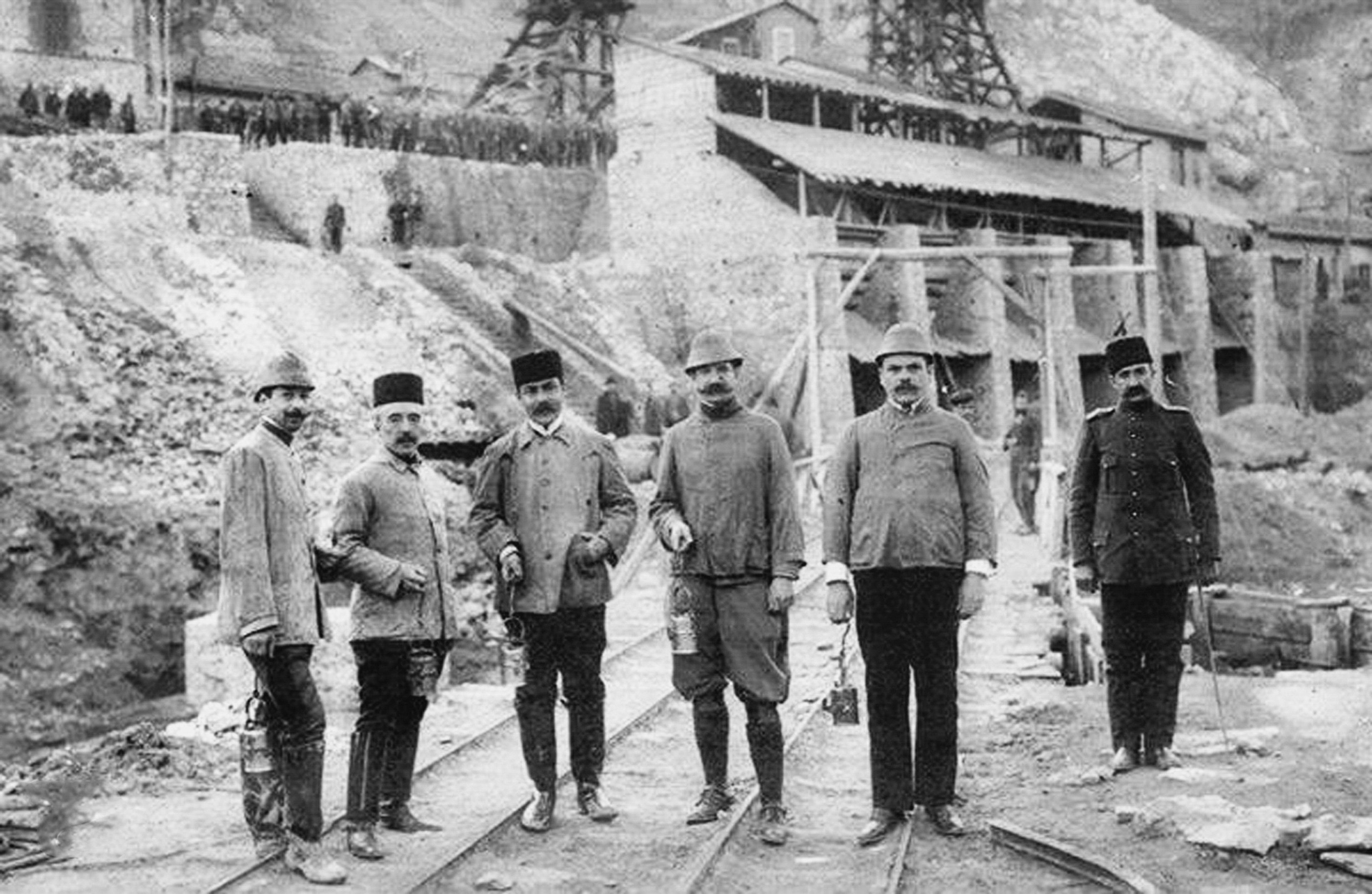 Arı Mağara girişinde bir grup idareci ve mühendis, 1911 (Kaynak: Yüzbaşı Mehmet Serdar Albayrak Arşivi)