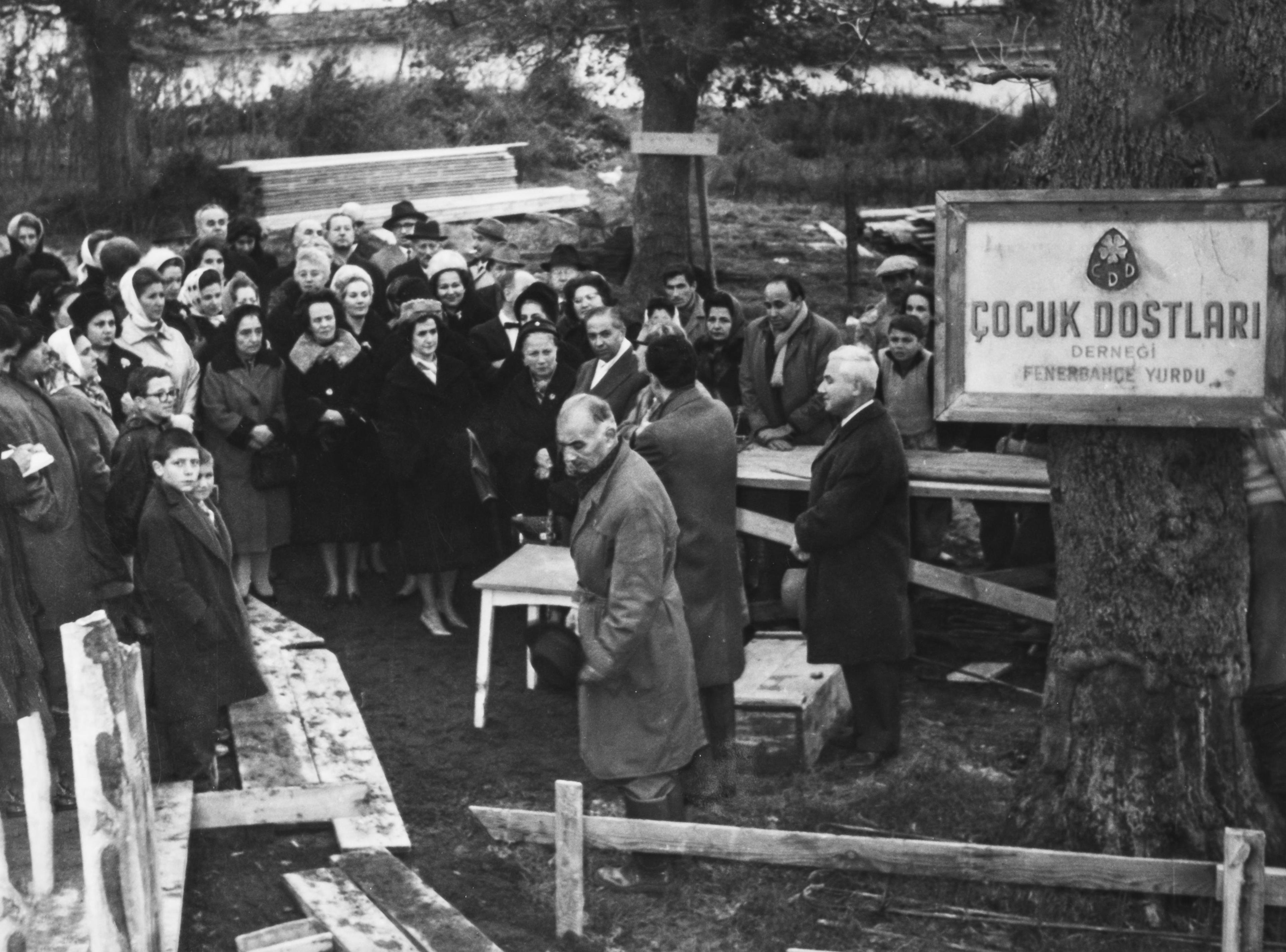 Çocuk Dostları Derneği’nin 1957–1967 yıllarında ikamet ettiği Fenerbahçe’deki yurt binasının temel atma töreninden bir fotoğraf Süreyya Ağaoğlu Çocuk Dostları Derneği’nin izniyle