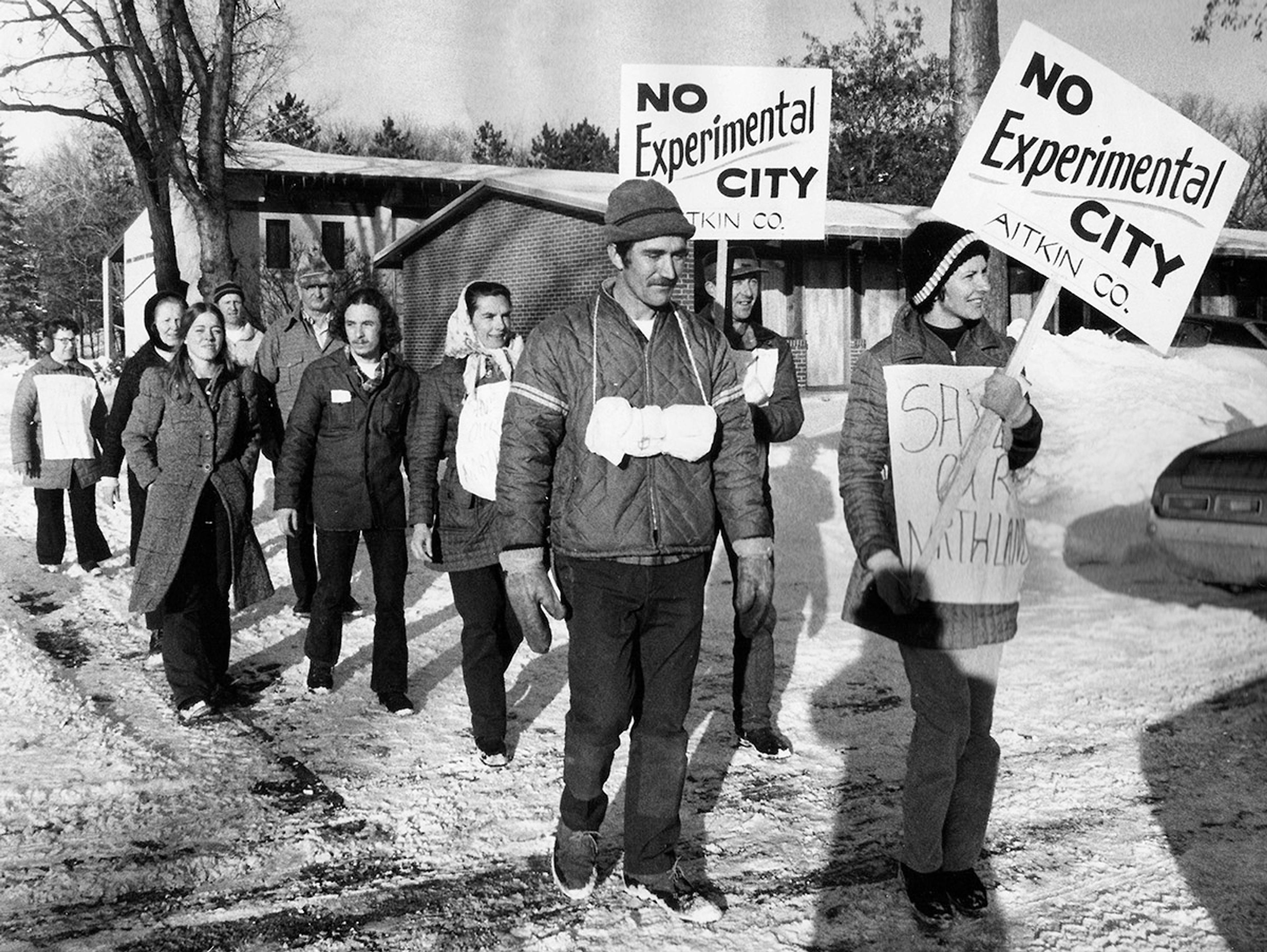 The Experimental City [Deneysel Şehir] (2017 ©Unicorn Stencil Documentary Films) kapsamında, Minneapolis Tribune izniyle: Minnesota Deneysel Şehir projesine karşı 1973’te Anoka’da protesto gösterisi
