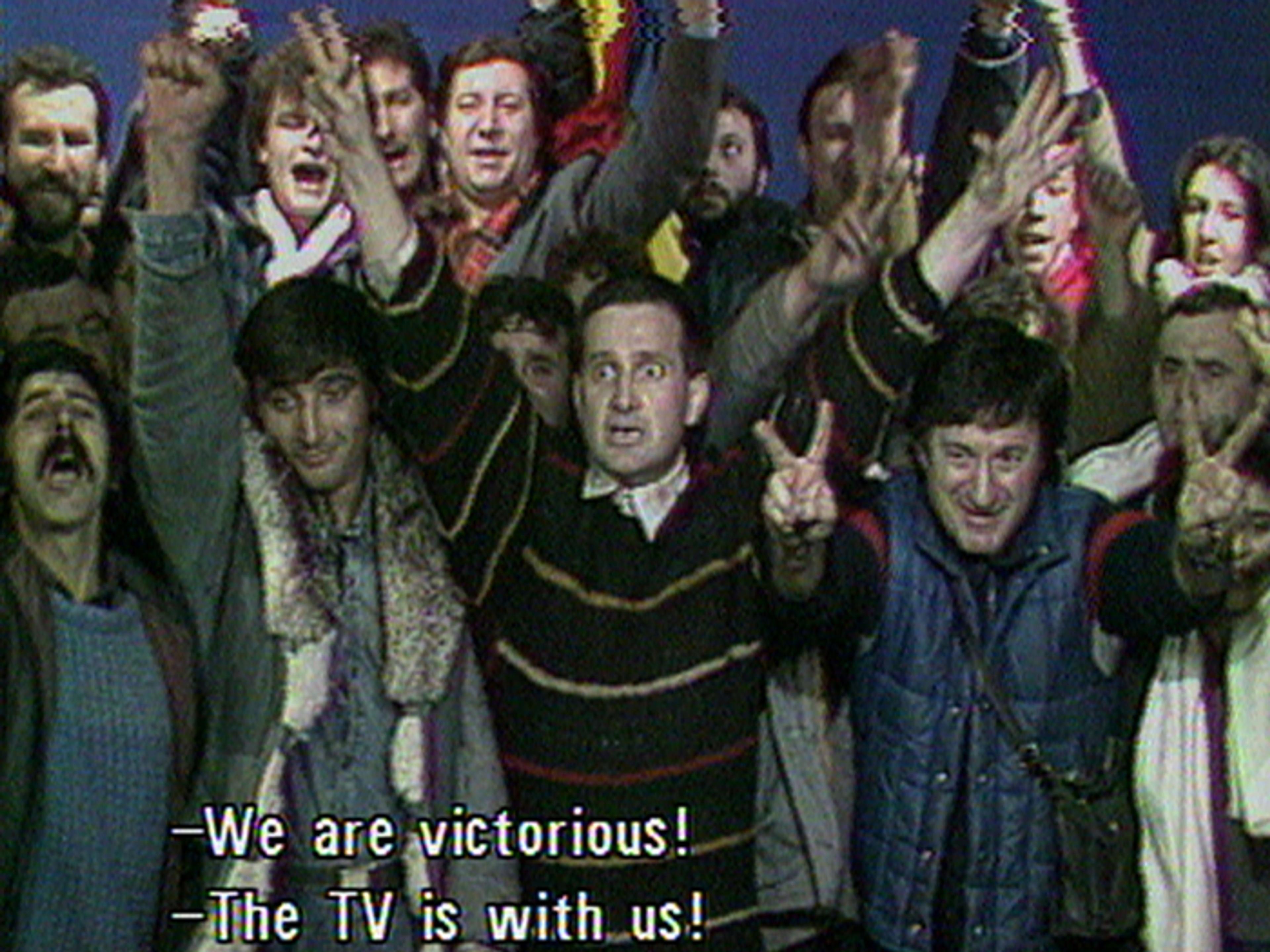 Videograms of a Revolution , Harun Farocki ve Andrei Ujica, 1992 (Romanya Devrimi’nin devlet televizyonunda ilk kez canli yayimladigi an)
