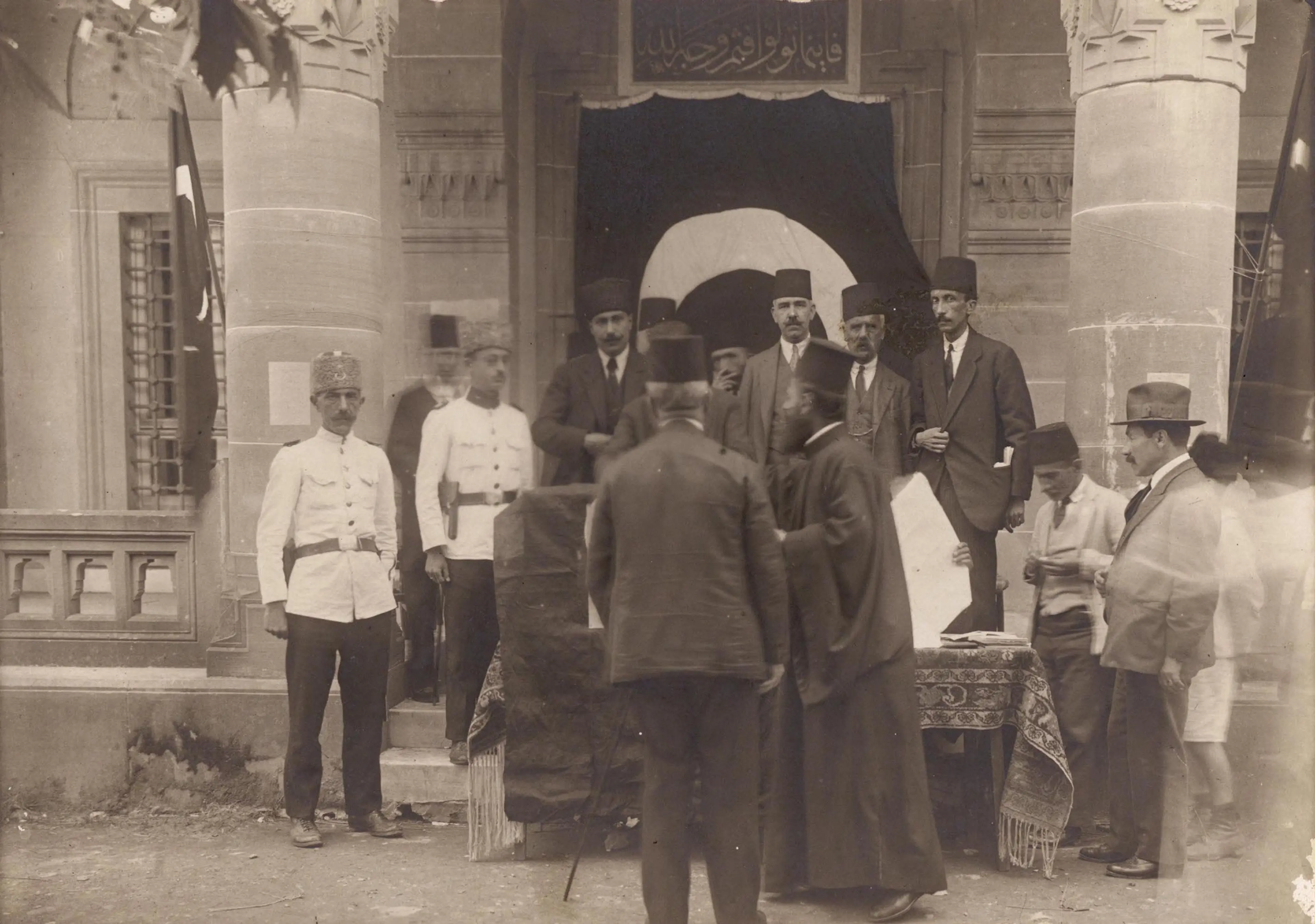 1924 yılı ara seçimleri, İstanbul’daki Bebek Camii’nin avlusu SALT Araştırma, Fotoğraf Arşivi
