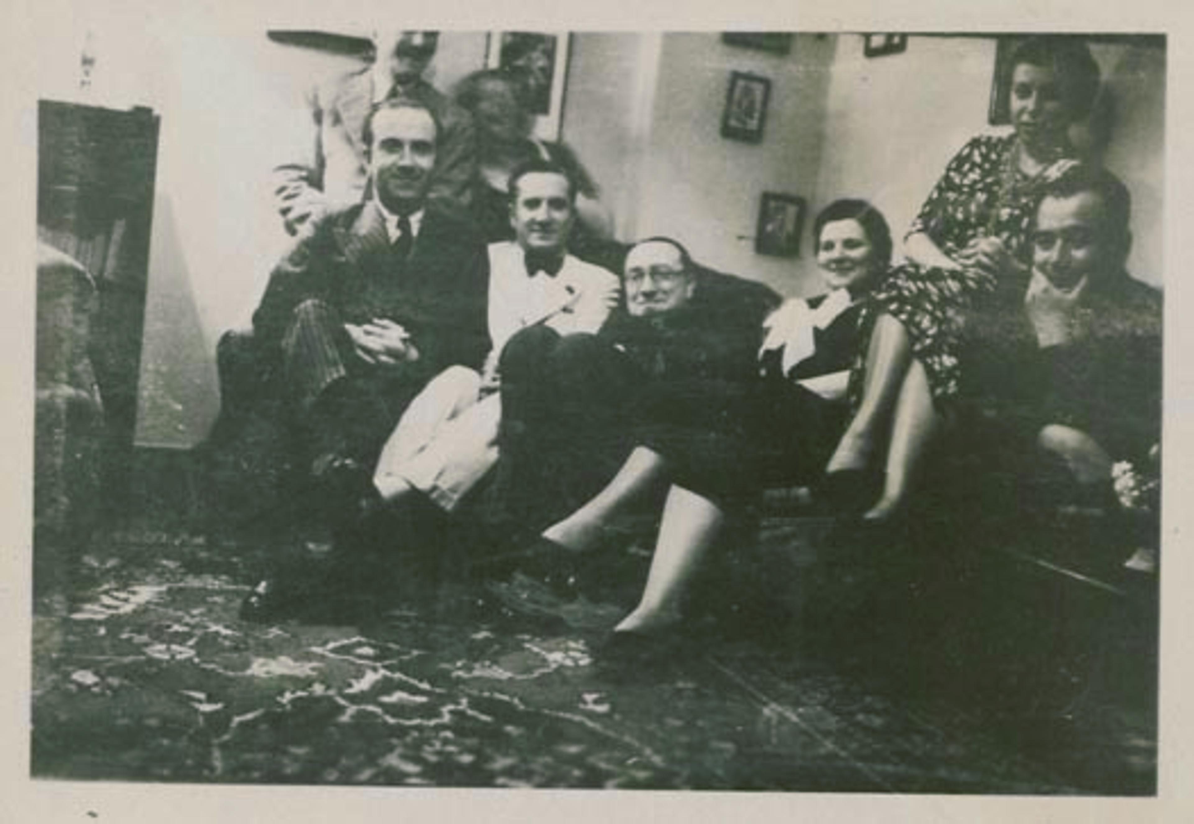 Münevver Ayaşlı, Nesrin-Mehmet Ali Bağana, Elsée-Reşad Nuri Drago ve diğer misafirlerle salonda, Haziran 1937 Salt Araştırma, Said Bey Arşivi