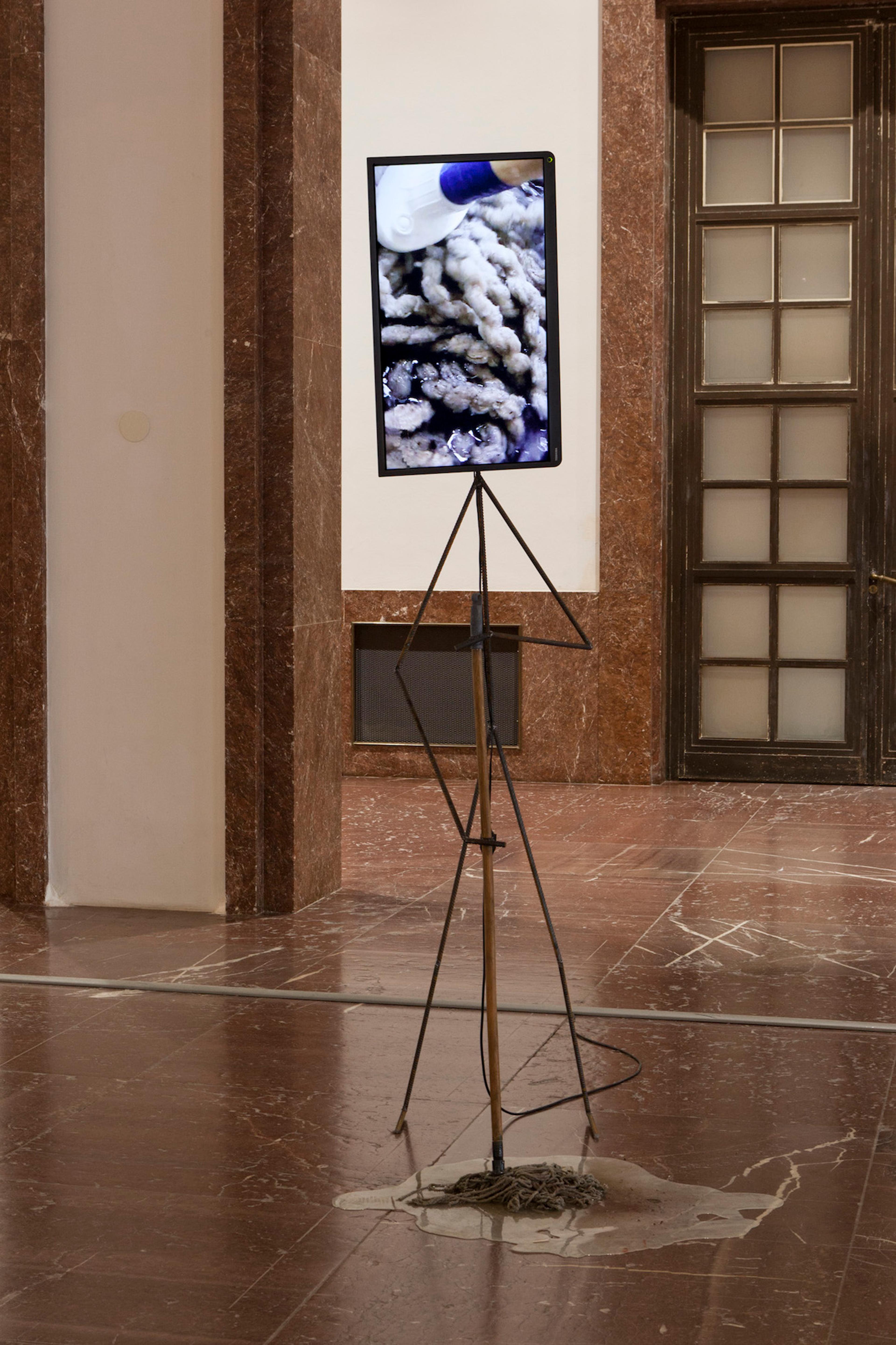 Laure Prouvost, We would be floating away from the dirty past [Kirli geçmişimizden süzülerek uzaklaşıyorduk], 2015 Fotoğraf: Wilfried Petzi Sanatçı ile carlier | gebauer (Berlin) ve Nathalie Obadia (Paris) izniyle