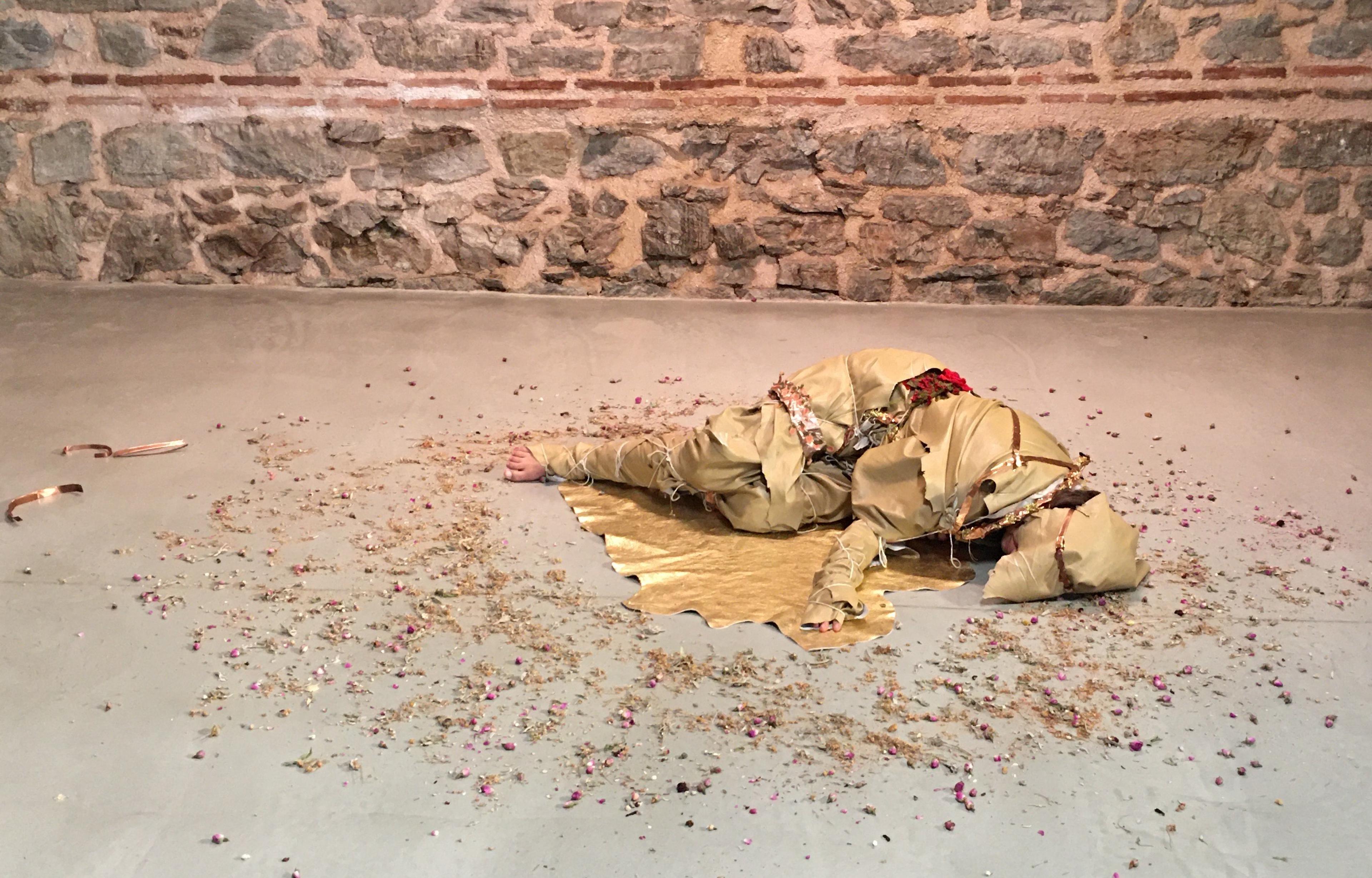 Medea “on a thin-line” performansından bir kare Fotoğraf: Aydın Sarıoğlu Sanatçının izniyle