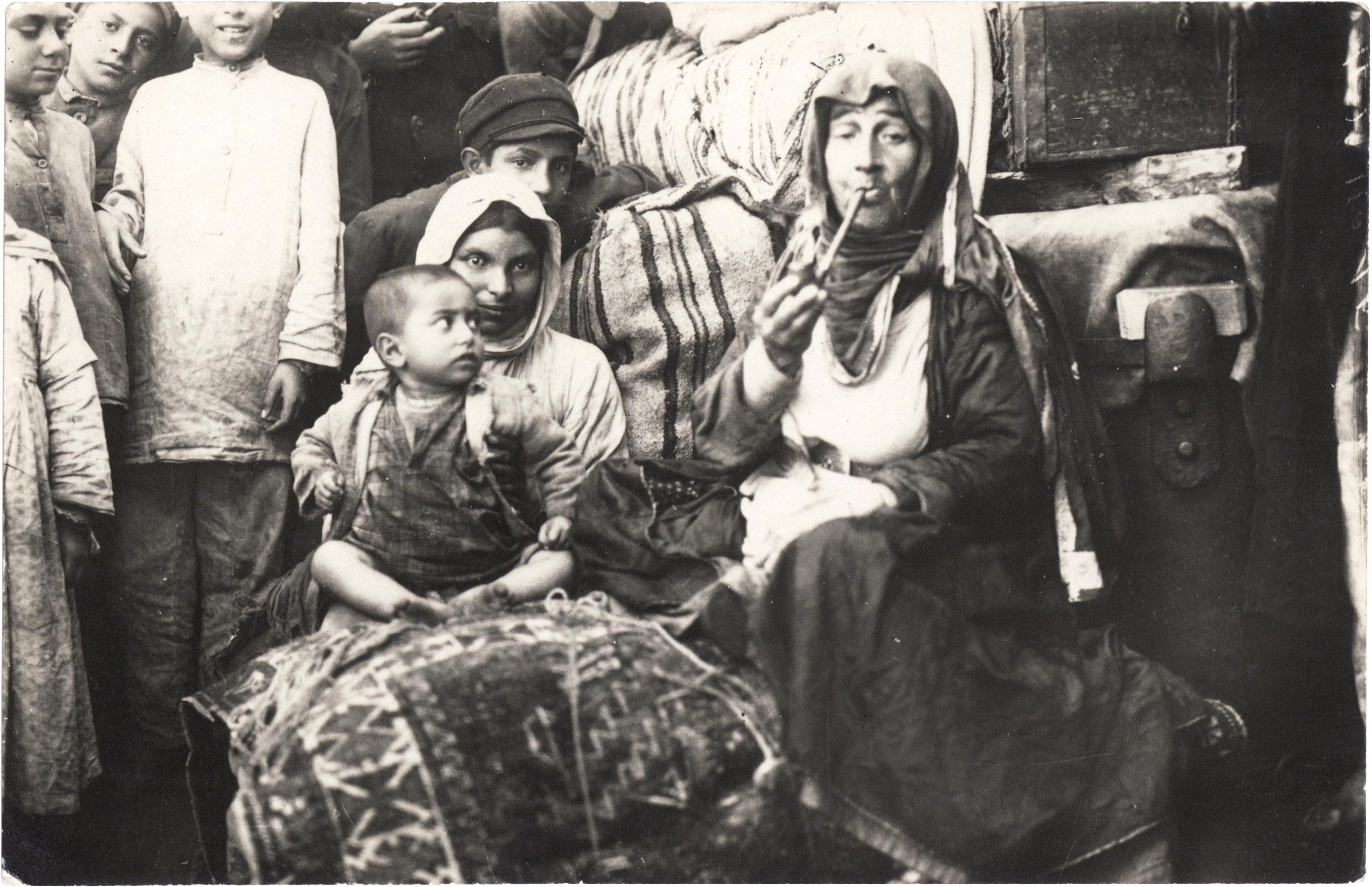Immigrant women and their children (Photo: W. Sender, Konstaninopel) Salt Research, Photograph and Postcard Archive