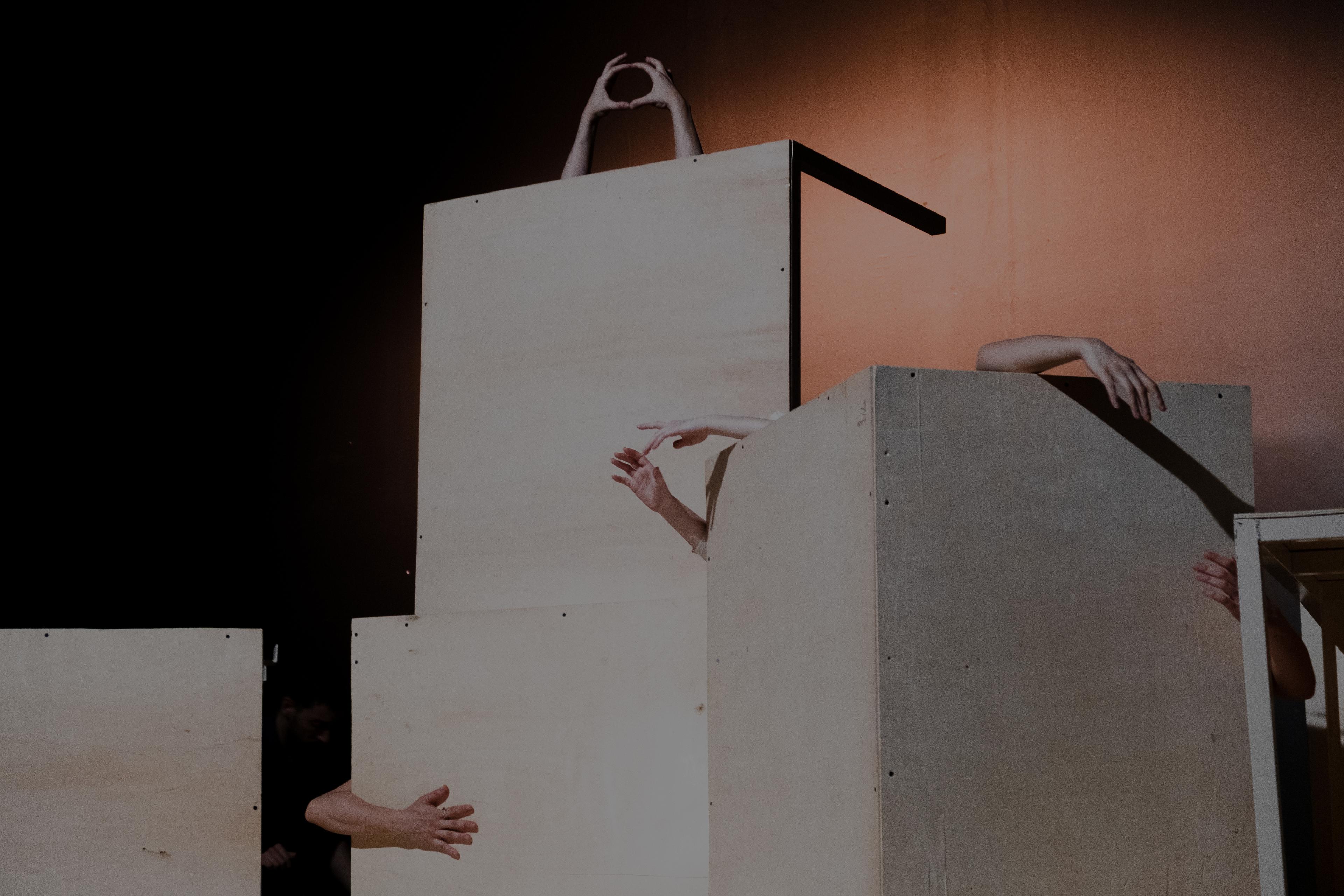 Still from the performance a tangible blue Photo: Nurefşan Gözütok