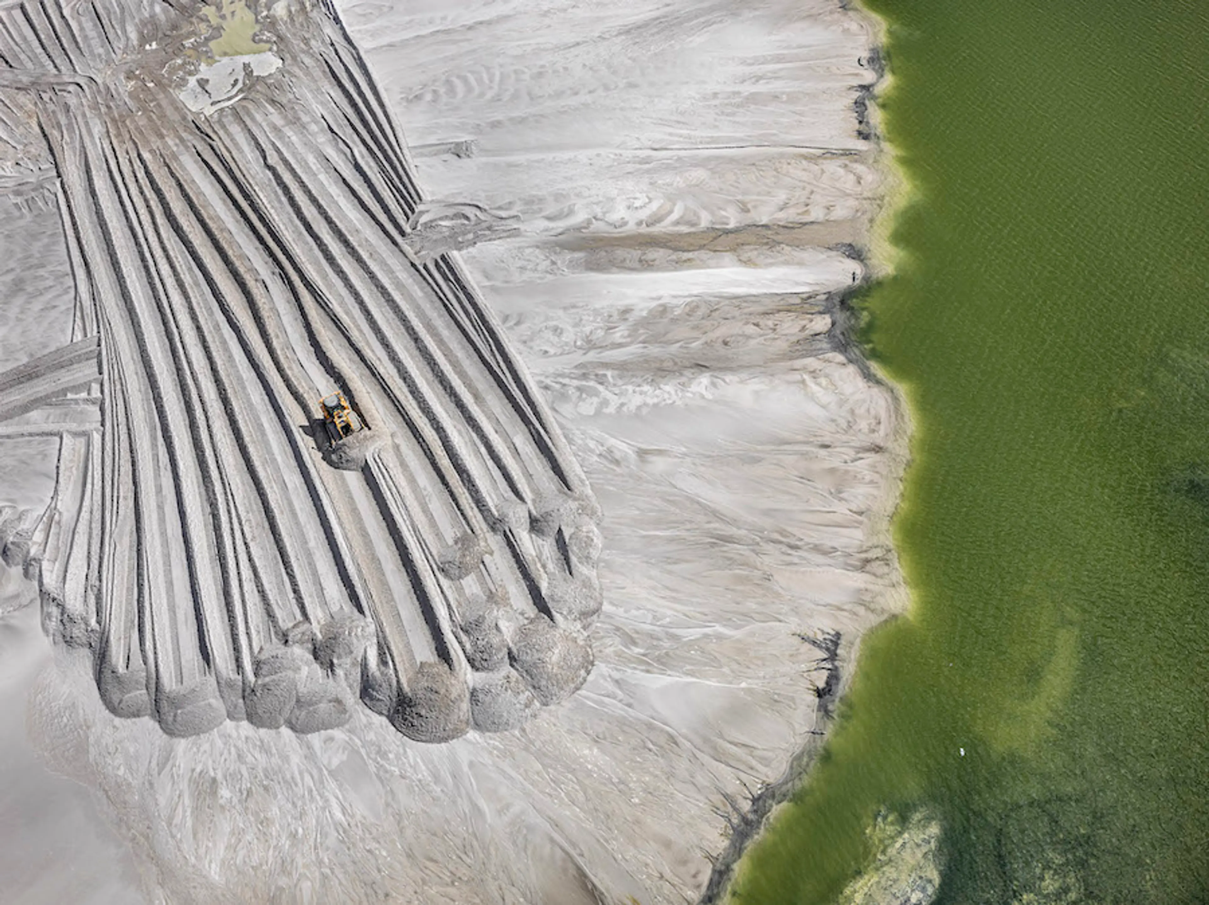 Florida’da fosfor atıklarının yığıldığı bir bölge, 2012. Fotoğraf © Edward Burtynsky, Howard Greenberg Gallery ve Bryce Wolkowitz Gallery, New York / Robert Koch Gallery, San Francisco izniyle.