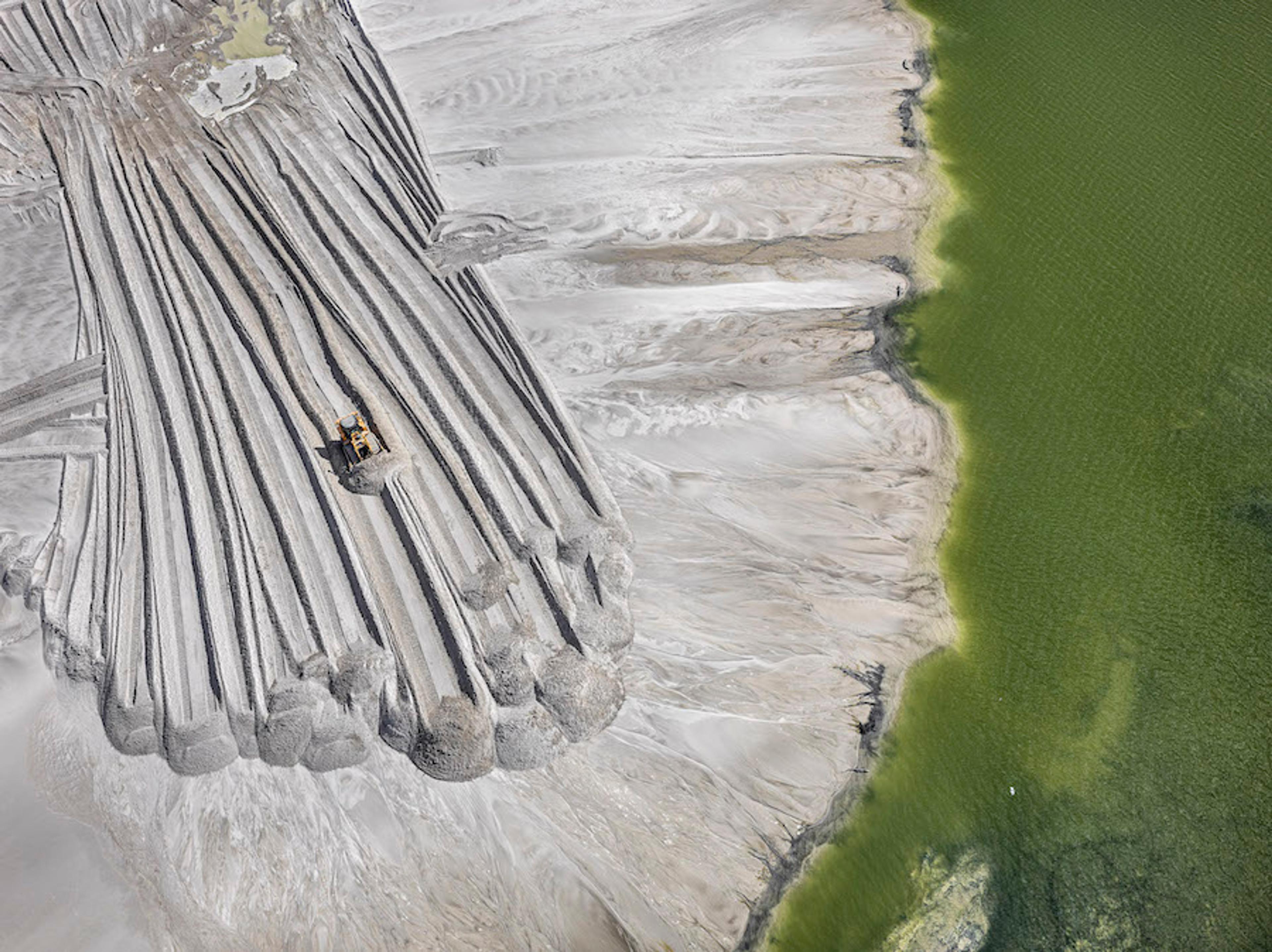 Florida’da fosfor atıklarının yığıldığı bir bölge, 2012. Fotoğraf © Edward Burtynsky, Howard Greenberg Gallery ve Bryce Wolkowitz Gallery, New York / Robert Koch Gallery, San Francisco izniyle.