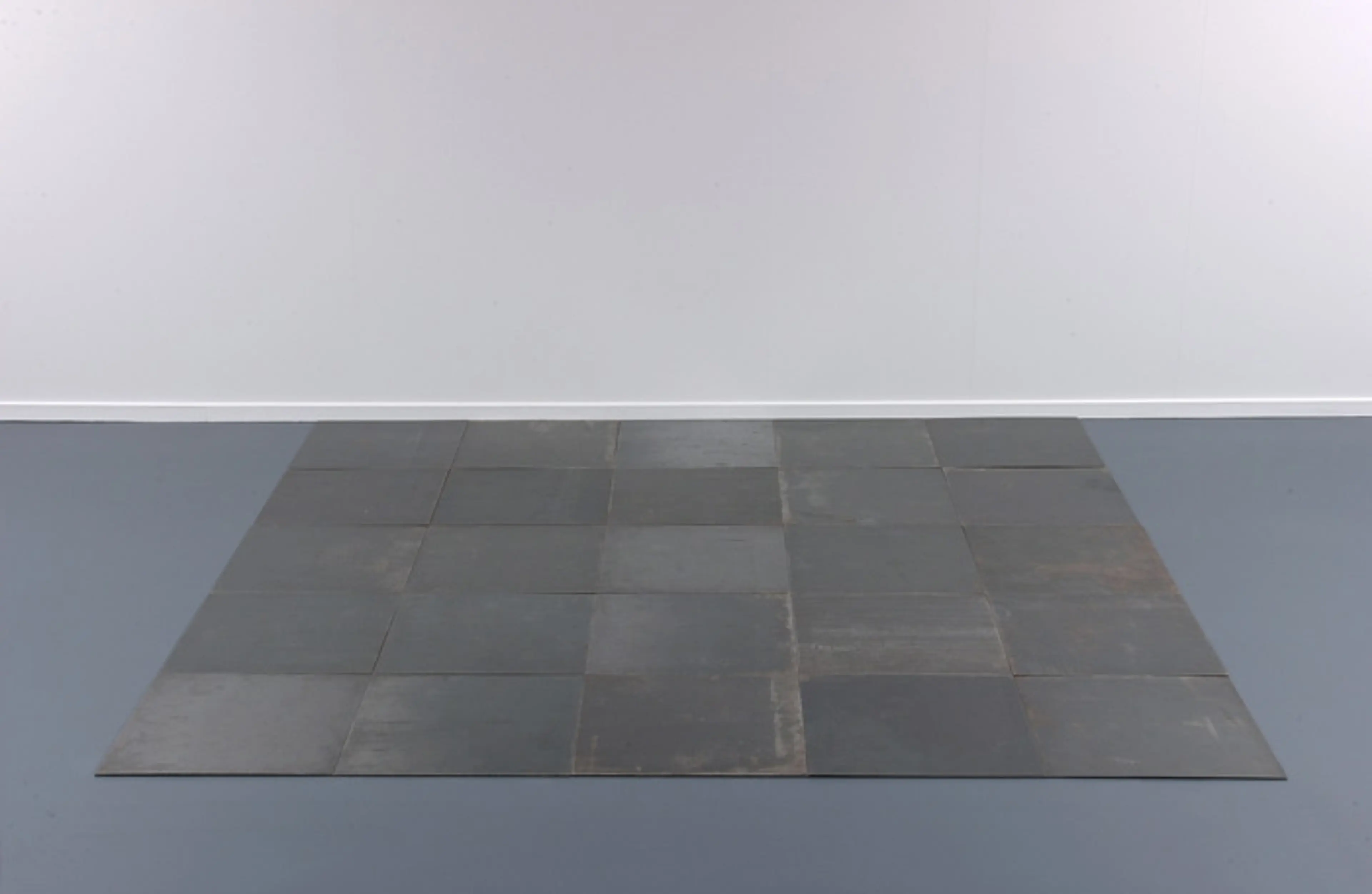 Carl Andre, Twenty-fifth steel Cardinal [Yirmi beşinci çelik kardinal sayısı], 1974 Van Abbemuseum Koleksiyonu, Eindhoven, Hollanda Peter Cox. Eindhoven, Hollanda