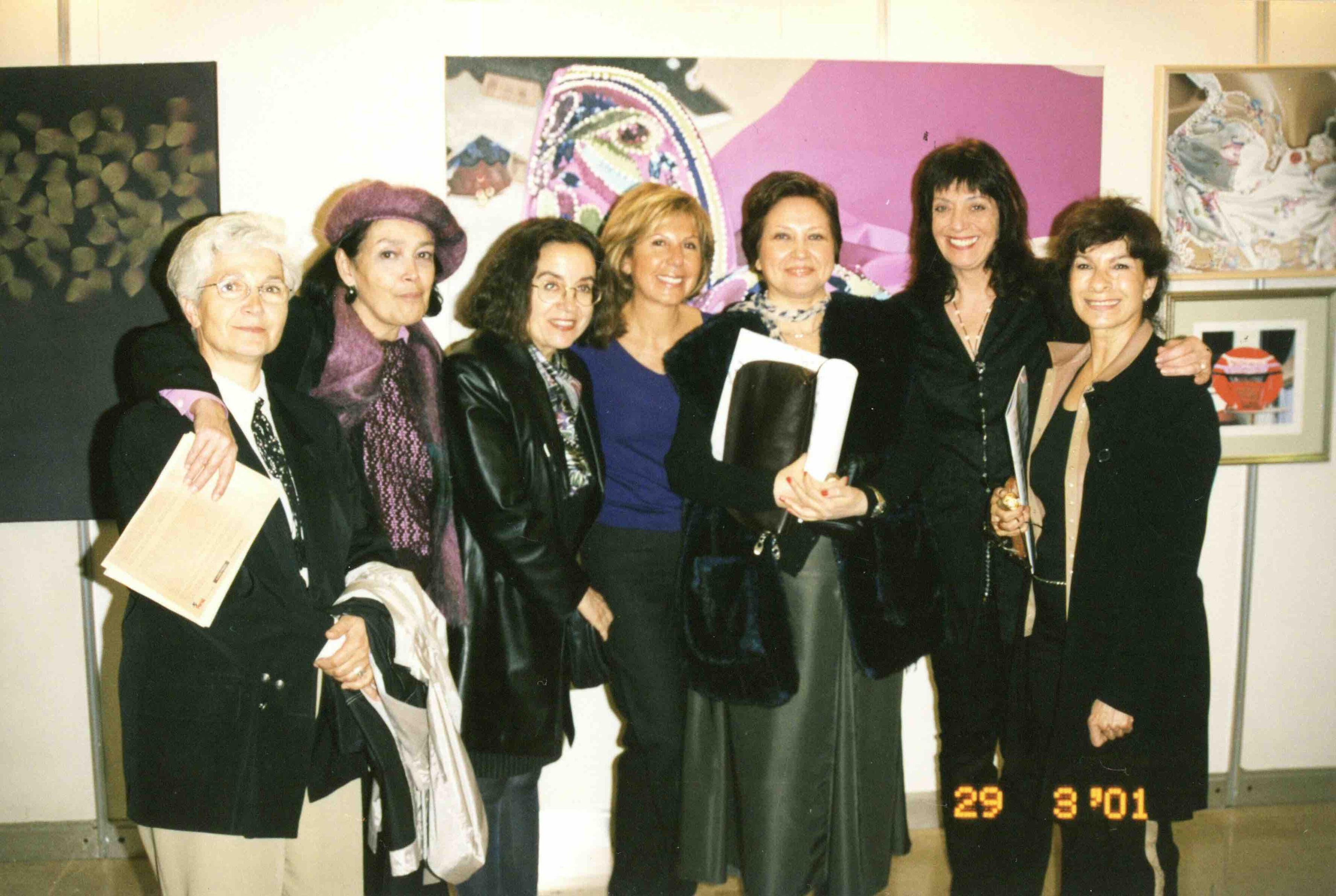 İstanbul Kadın Bienali’nin açılışında [soldan sağa] sanatçılar Meriç Hızal, Tomur Atagök, Nur Koçak, Suzy Hug-Levy, Alangoya Alınç, Gülseli İnal ve Tülin Onat, TÜYAP, 2001 (SALT Araştırma, Tomur Atagök Arşivi)