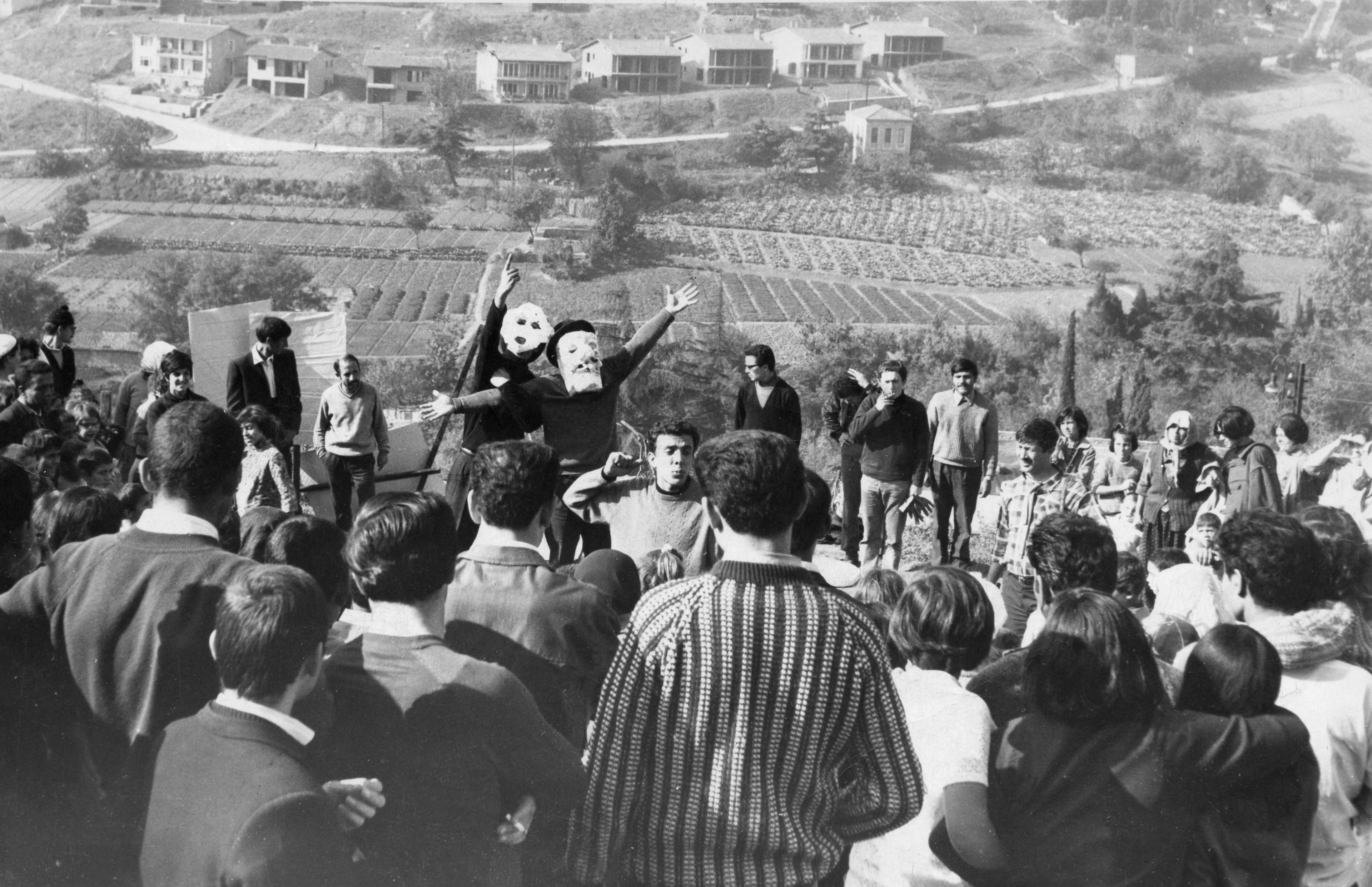 View from the play Köprü [Bridge] staged by Devrim İçin Hareket Tiyatrosu in Ortaköy (Istanbul), 1968 Kadir Has University, National Cultural Archive Ali Özgentürk Collection