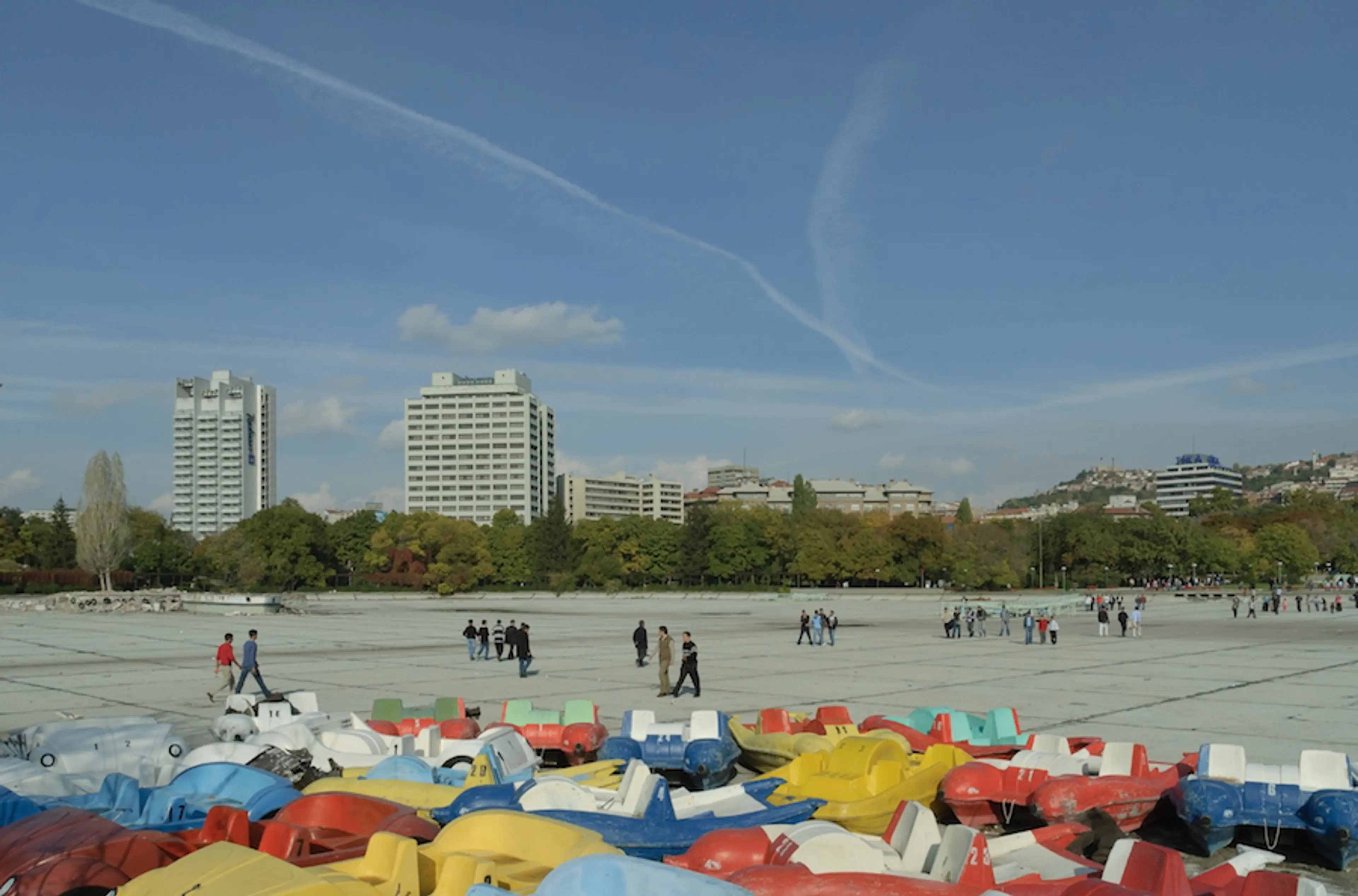Metehan Özcan, Gençlik Parkı, Ankara, 2006 Outside the sentence there was a city , SALT Ulus