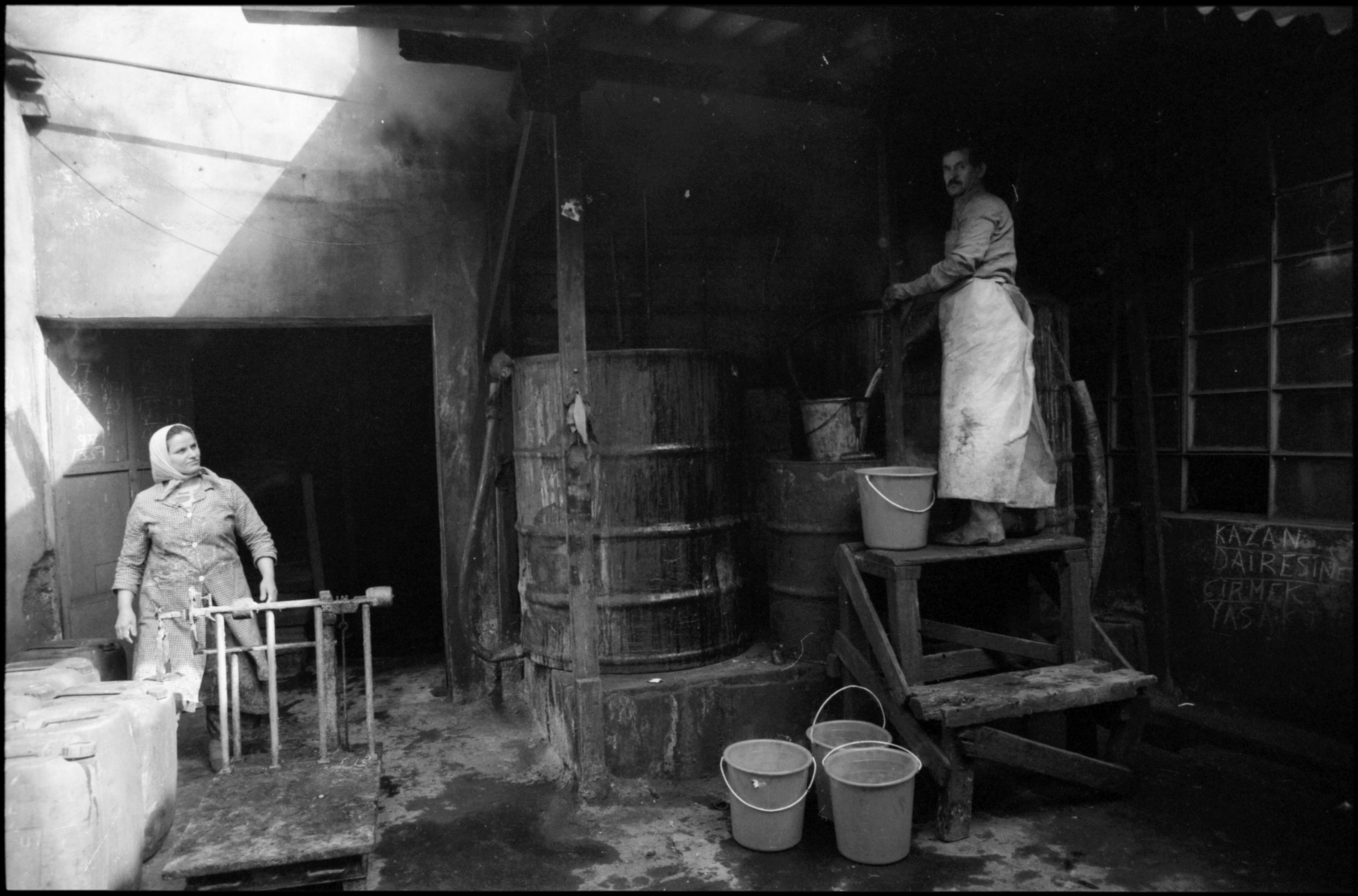 Kazlıçeşme’de bir fabrikada deri işçileri, 1989 Salt Araştırma, Yıldız Çelik Arşivi