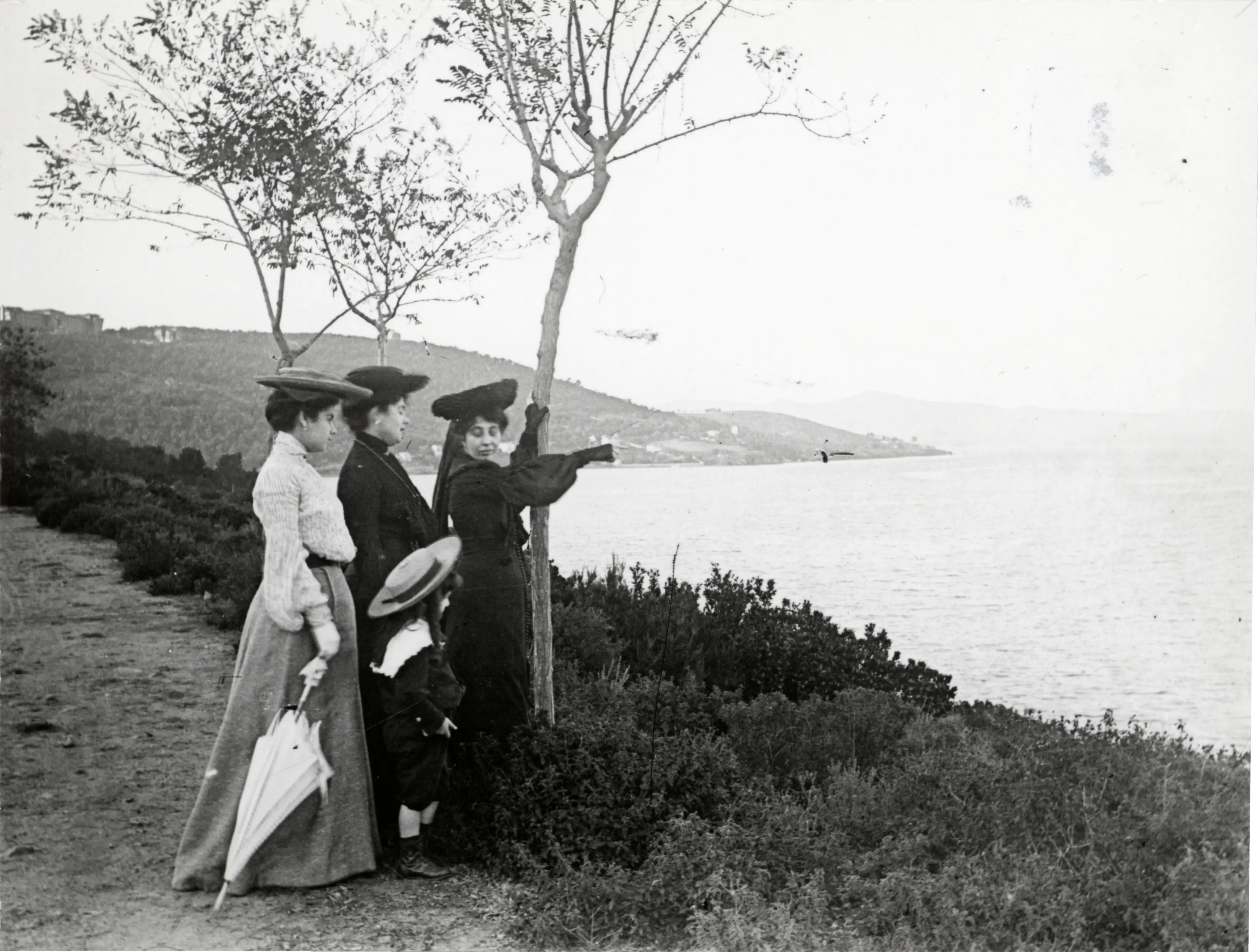 A family on shoreline of Prinkipo, 1903 Salt Research, IFEA Archive