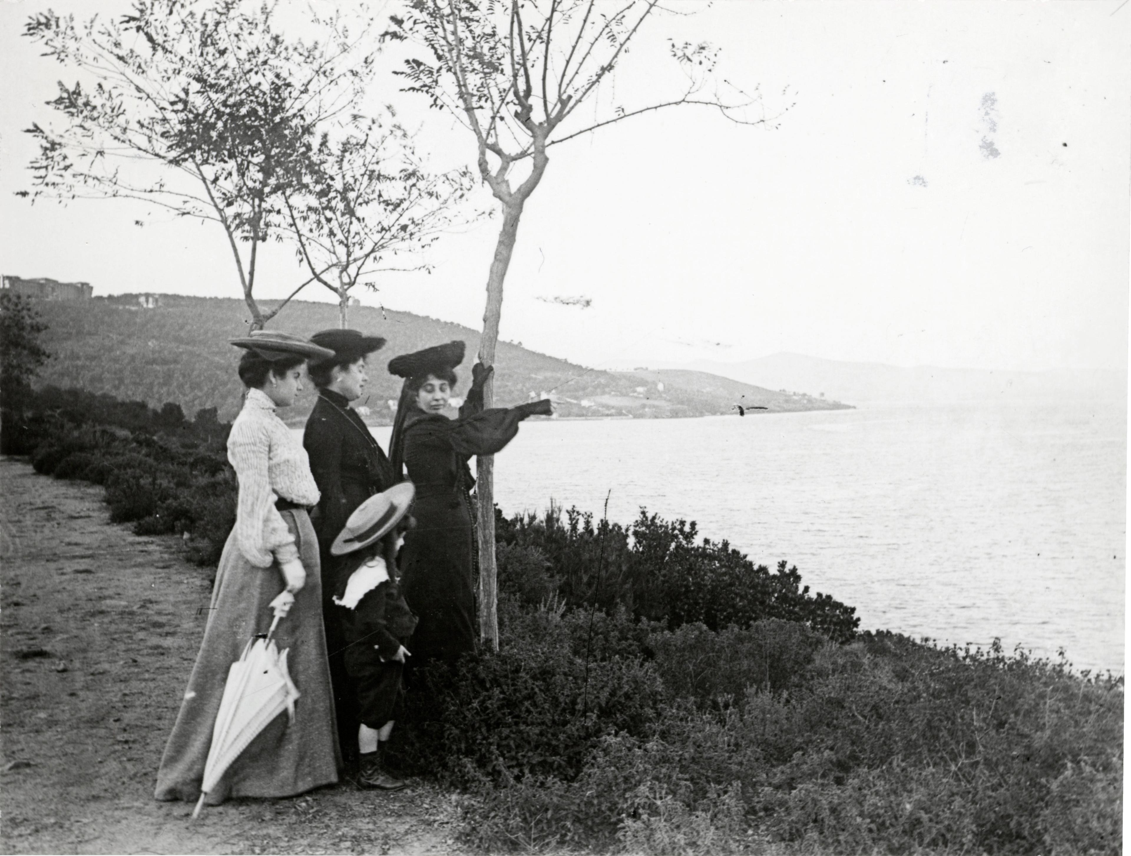 A family on shoreline of Prinkipo, 1903 Salt Research, IFEA Archive