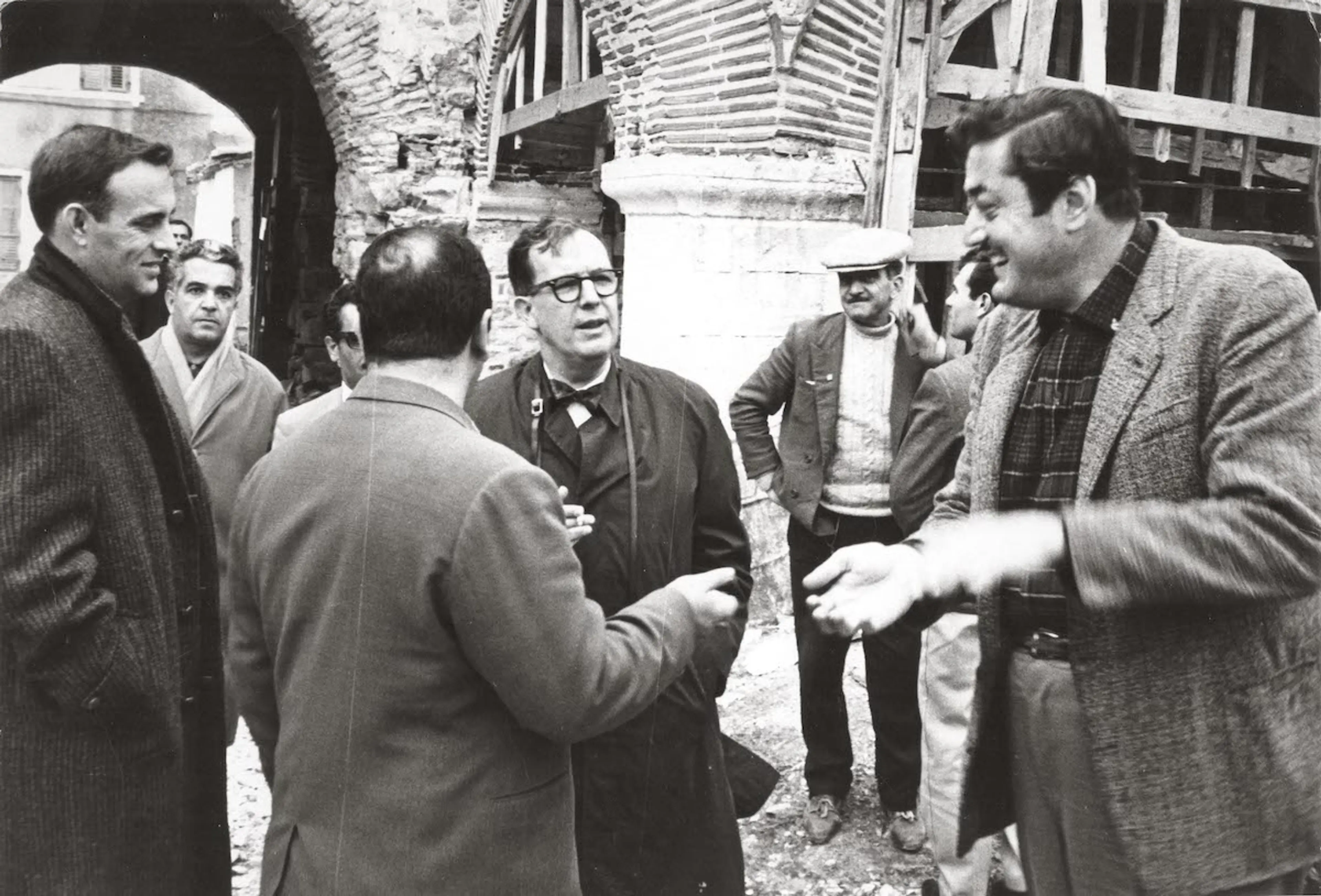 1963-67 yıllarında Kuşadası'nın kaymakamlığını yapan Özer Türk (sağda), ABD Kongre Üyesi Jeffery Cohelan (ortada) ile bölgenin turizm potansiyeli üzerine sohbet ederken (Özer Türk Arşivi, Türk Ailesi izniyle; tarihi bilinmiyor)