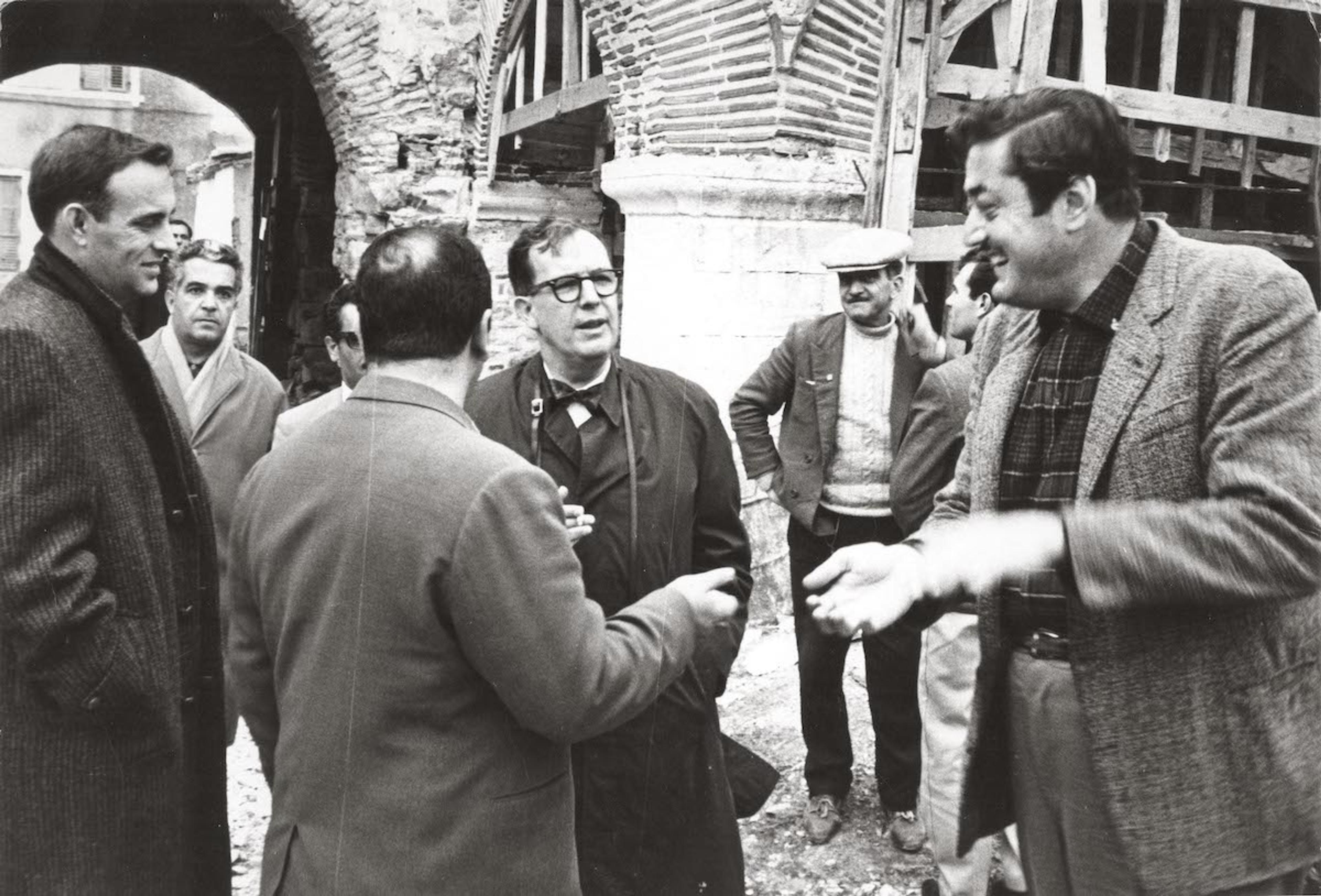 1963-67 yıllarında Kuşadası'nın kaymakamlığını yapan Özer Türk (sağda), ABD Kongre Üyesi Jeffery Cohelan (ortada) ile bölgenin turizm potansiyeli üzerine sohbet ederken (Özer Türk Arşivi, Türk Ailesi izniyle; tarihi bilinmiyor)