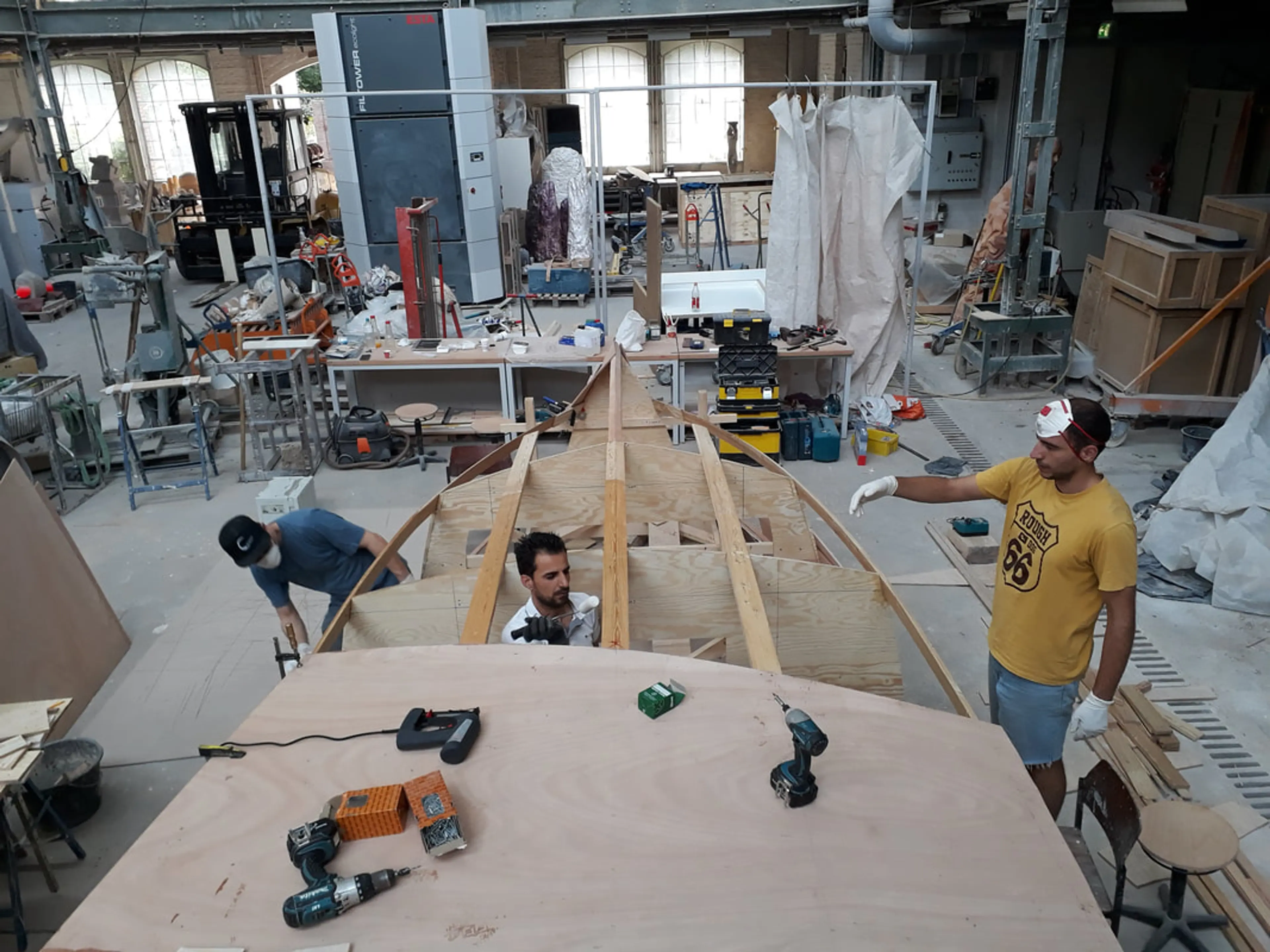 “Making Waves: Boat Making Workshop for Newcomers”, Berlin, 2017 Courtesy Daniel Seiple