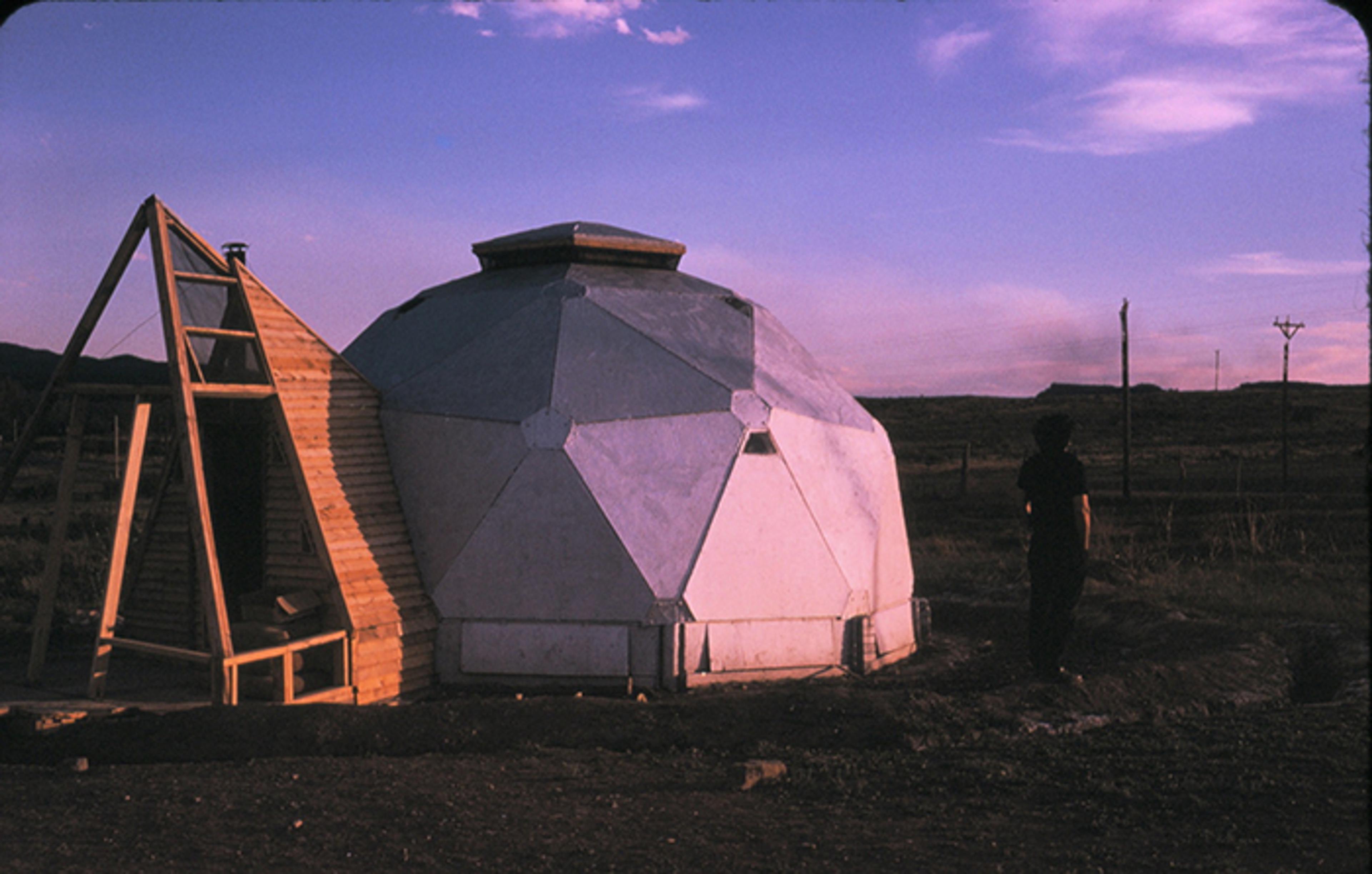 Joan Grossman’in DROP CITY (2012) belgeselinden bir kare