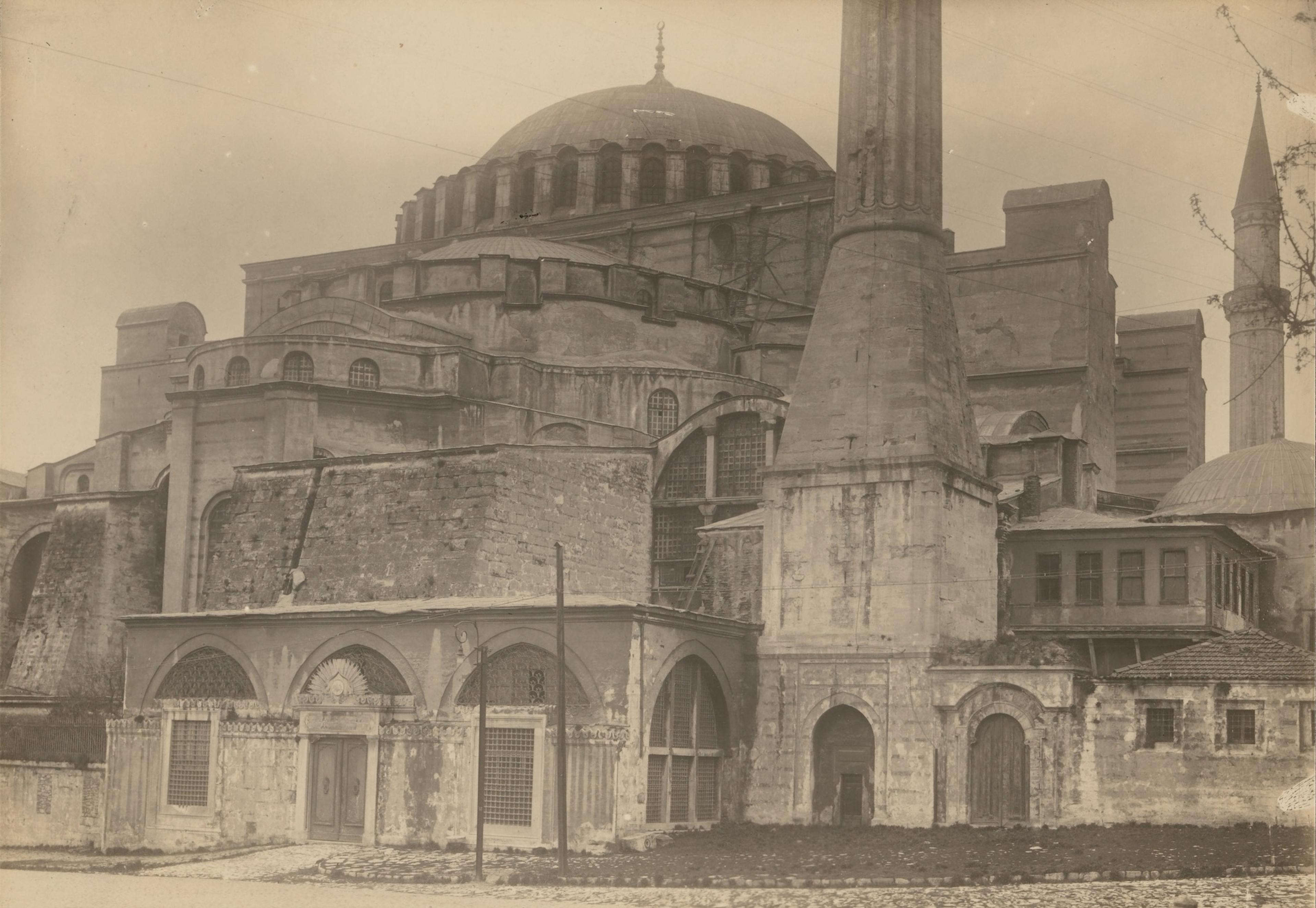 Ayasofya’nın kuzeydoğudan görünümü, Byzantina: Important Antiquities of Constantinople , Constantinople: [s.n.], 1925–1930, No. 1 RAROV DR725.B89, Dumbarton Oaks Research Library, Washington, D.C.