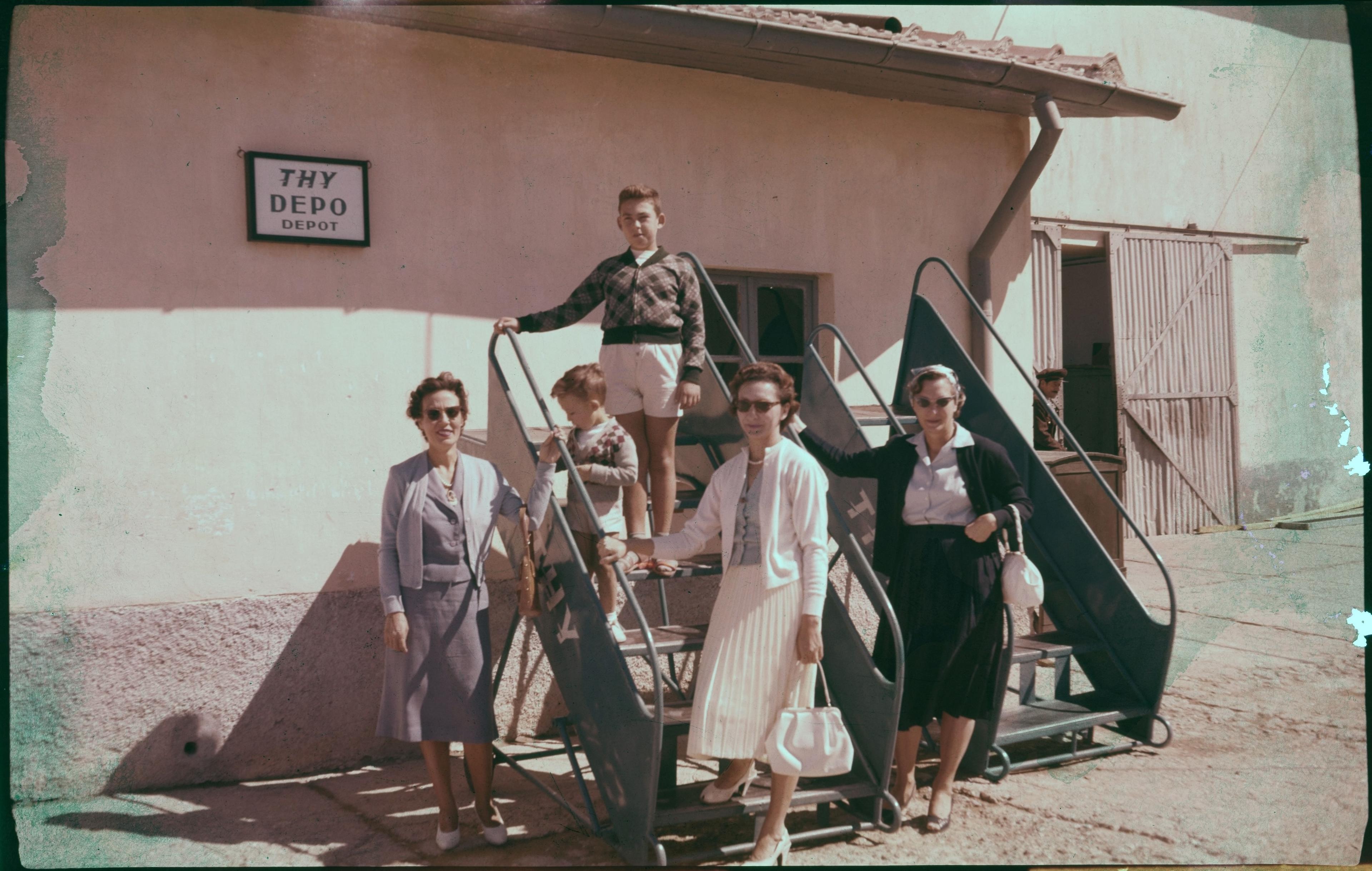THY deposu önünde soldan sağa: Rita Romano, Jojo (Joseph) Romano, Alain Romano, Yola Pariente ve ablası Marlene Solaro Salt Araştırma, Romano Arşivi