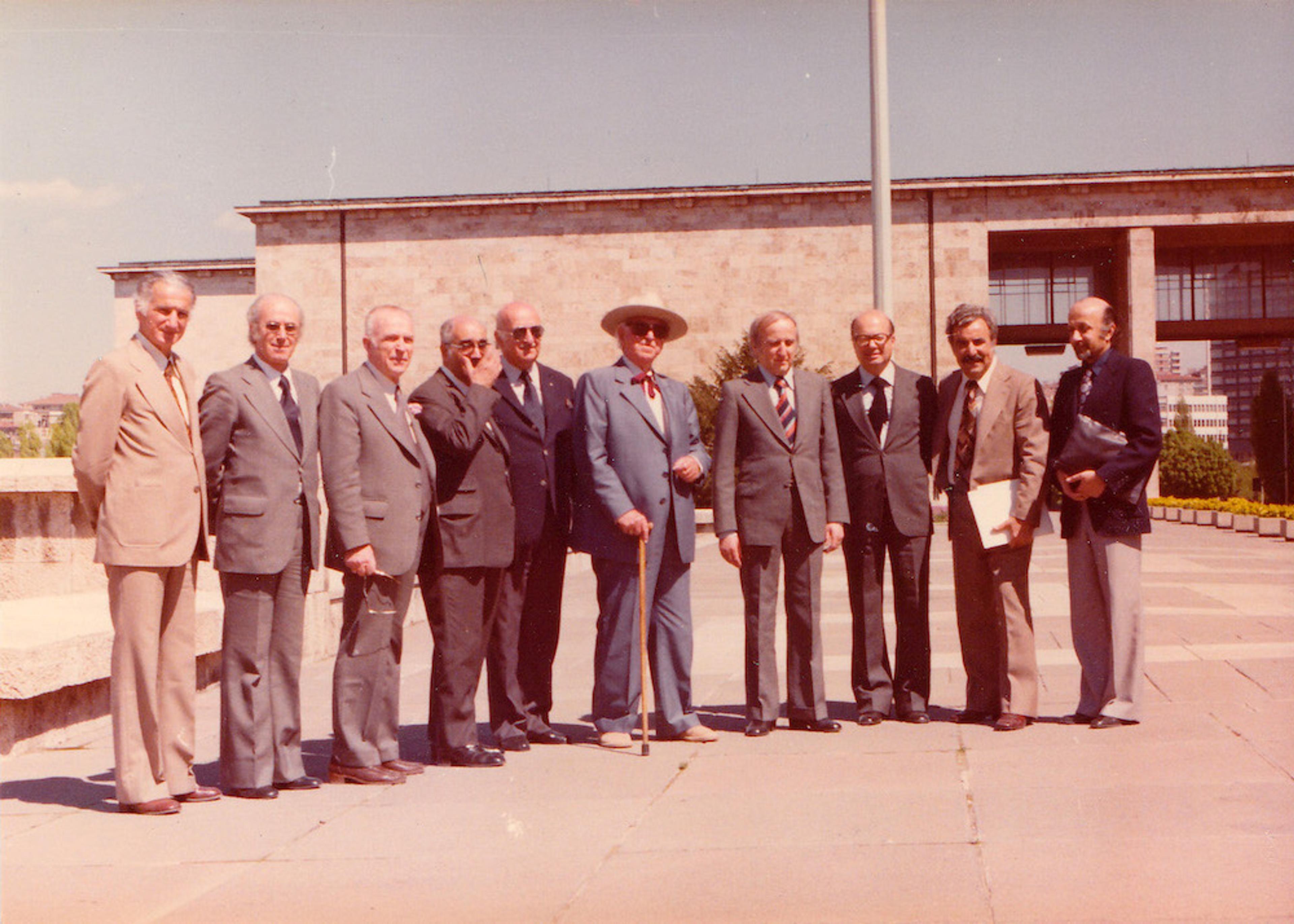 Clemens Holzmeister, TBMM ön bahçesinde, Ankara, 04.05.1978 (Soldan sağa: Ziya Payzın, Sadun Ersin, Orhan Alsaç, Mukbil Gökdoğan, Kemal Ahmet Aru, Prof. Clemens Holzmeister, Cahit Karakaş, Hayati Tabanlıoğlu, Vedat Dalokay, Behruz Çinici) SALT Araştırma, Hayati Tabanlıoğlu Arşivi Kalebodur’un desteğiyle