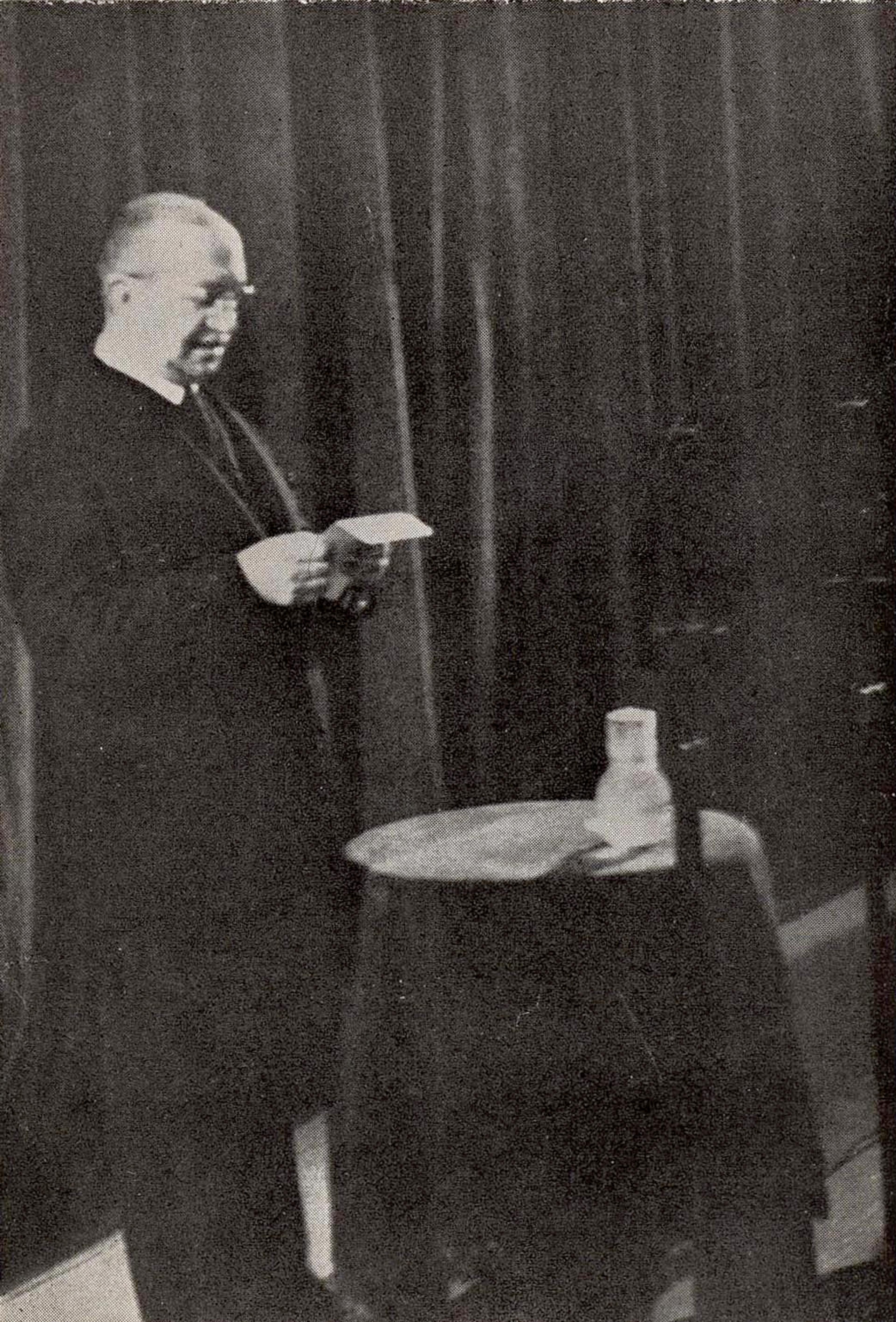 Memduh Şevket Esendal delivering his speech Salt Research, Feridun Fazıl Tülbentçi Archive
