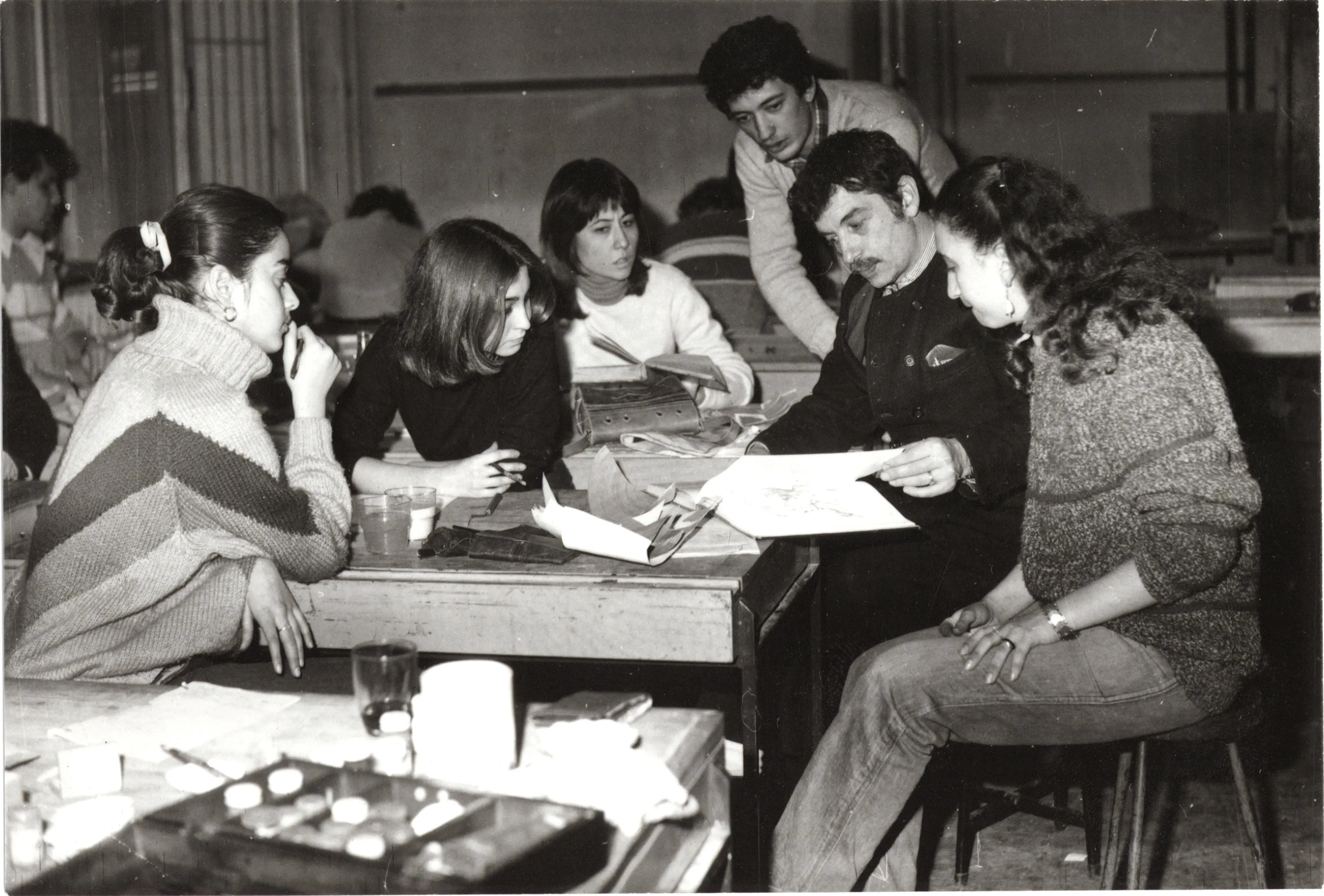 Özer Kabaş (sağdan ikinci) öğrencileriyle, Mimar Sinan Üniversitesi, tahminî 1980’ler Salt Araştırma, Özer Kabaş Arşivi