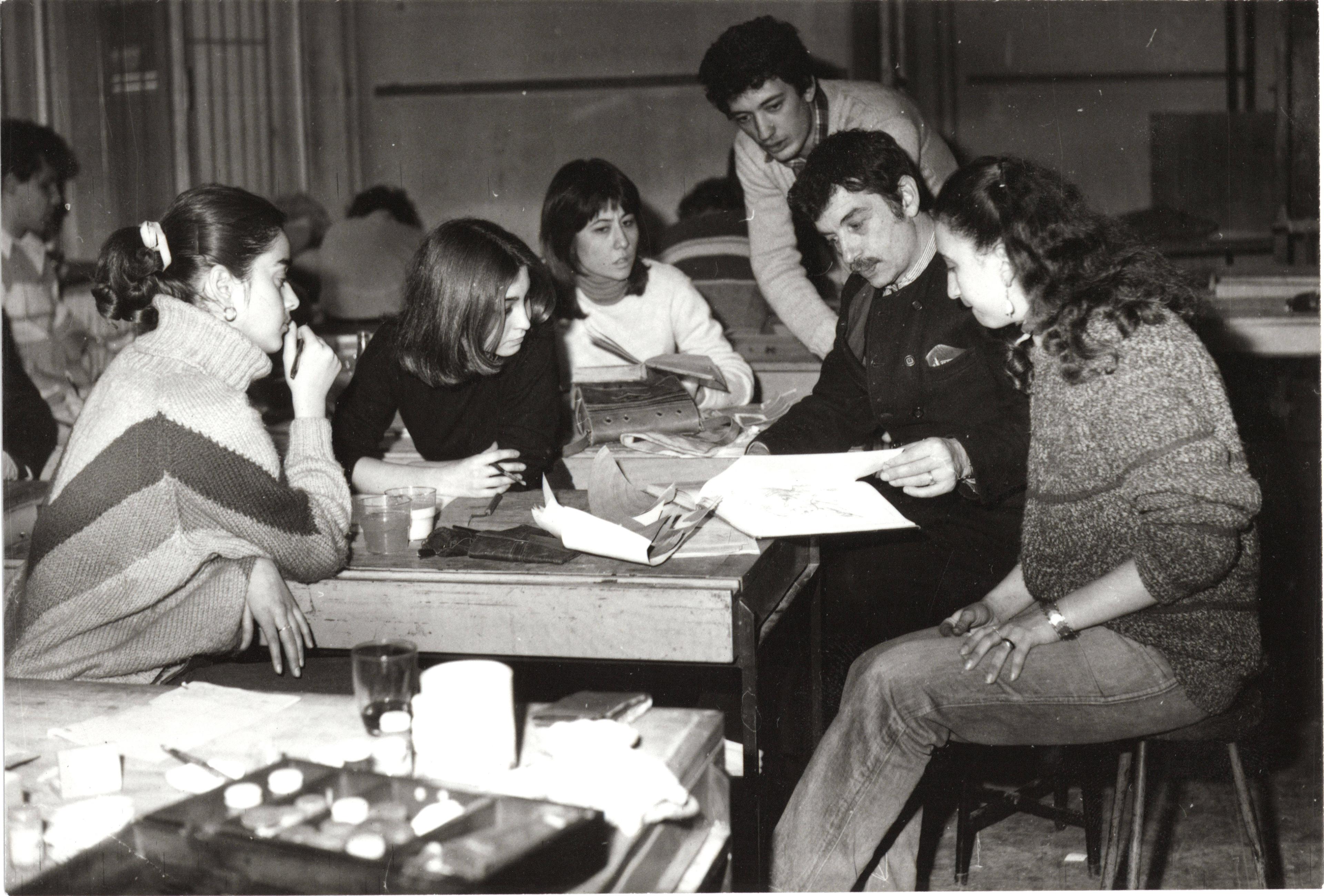 Özer Kabaş (sağdan ikinci) öğrencileriyle, Mimar Sinan Üniversitesi, tahminî 1980’ler Salt Araştırma, Özer Kabaş Arşivi