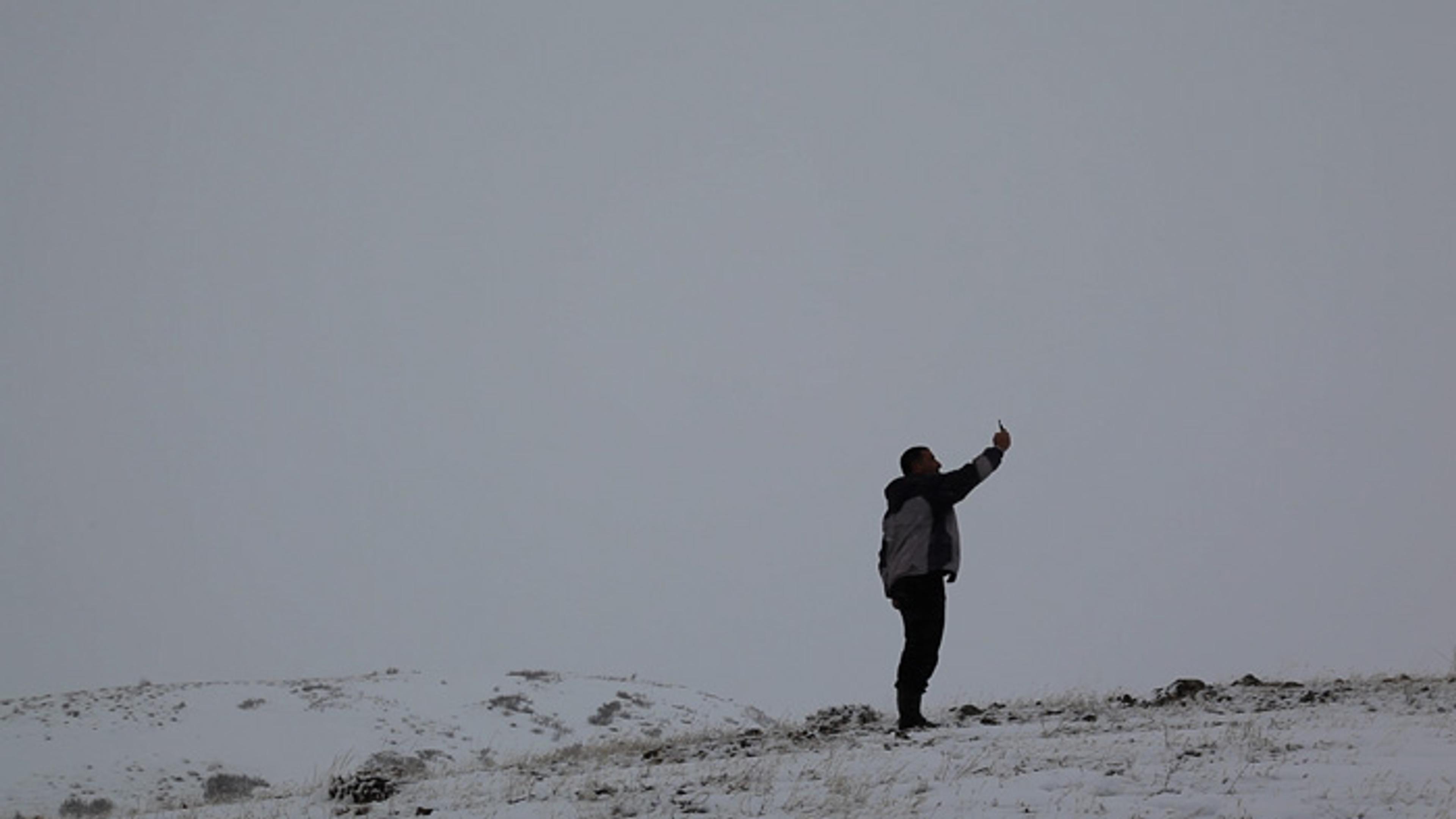 Still from Open Phone Booth (2011) Courtesy Nilbar Güreş