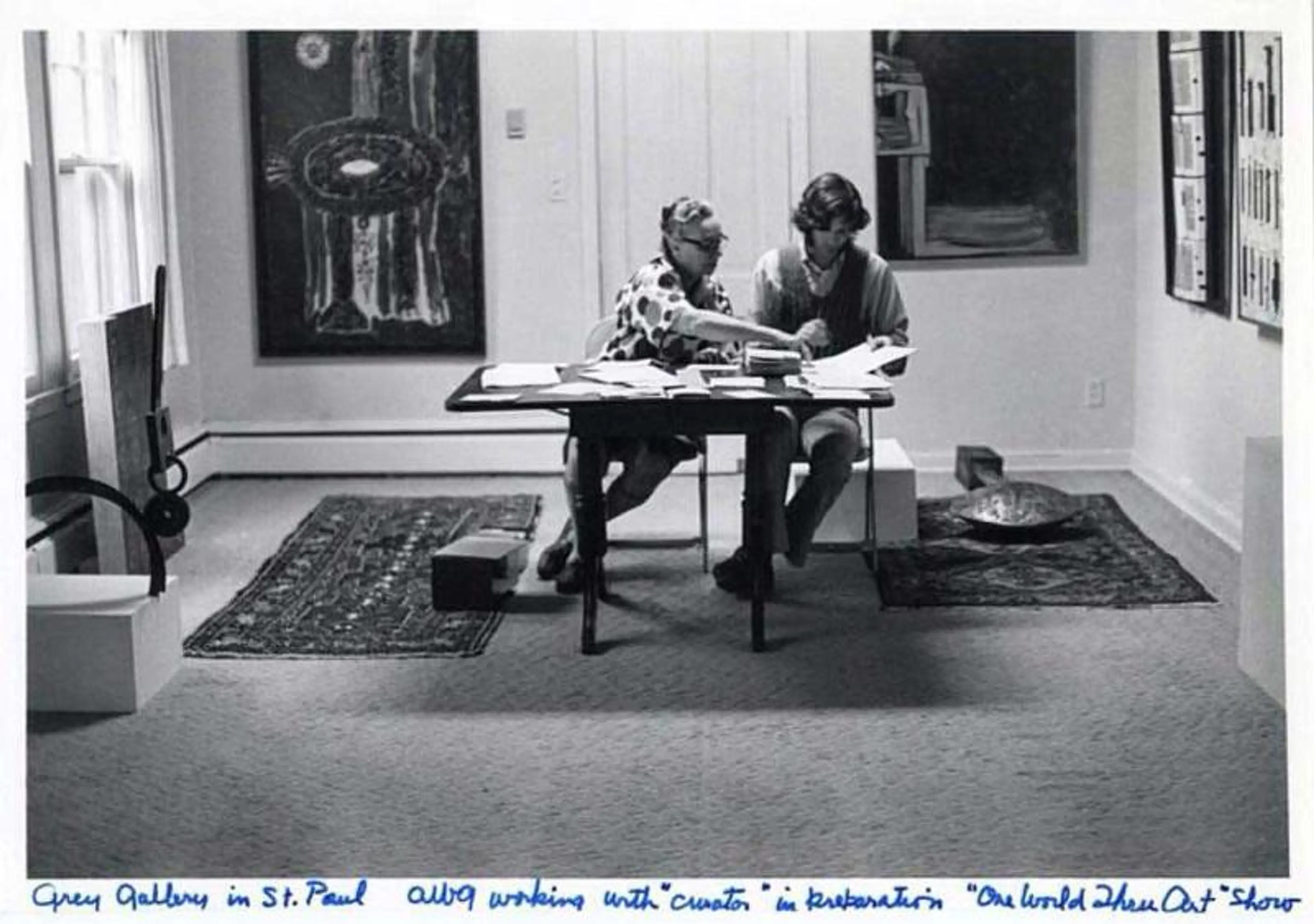 Abby Weed Grey, Grey Foundation k&uuml;rat&ouml;r&uuml; Tom Waite ile birlikte, Minnesota&rsquo;nın St. Paul kentinde d&uuml;zenlenen One World Through Art [Sanat Yoluyla Tek D&uuml;nya] sergisi i&ccedil;in katalog hazırlığı yaparken, 1972 Abby Weed Grey Papers, University Archives, New York University