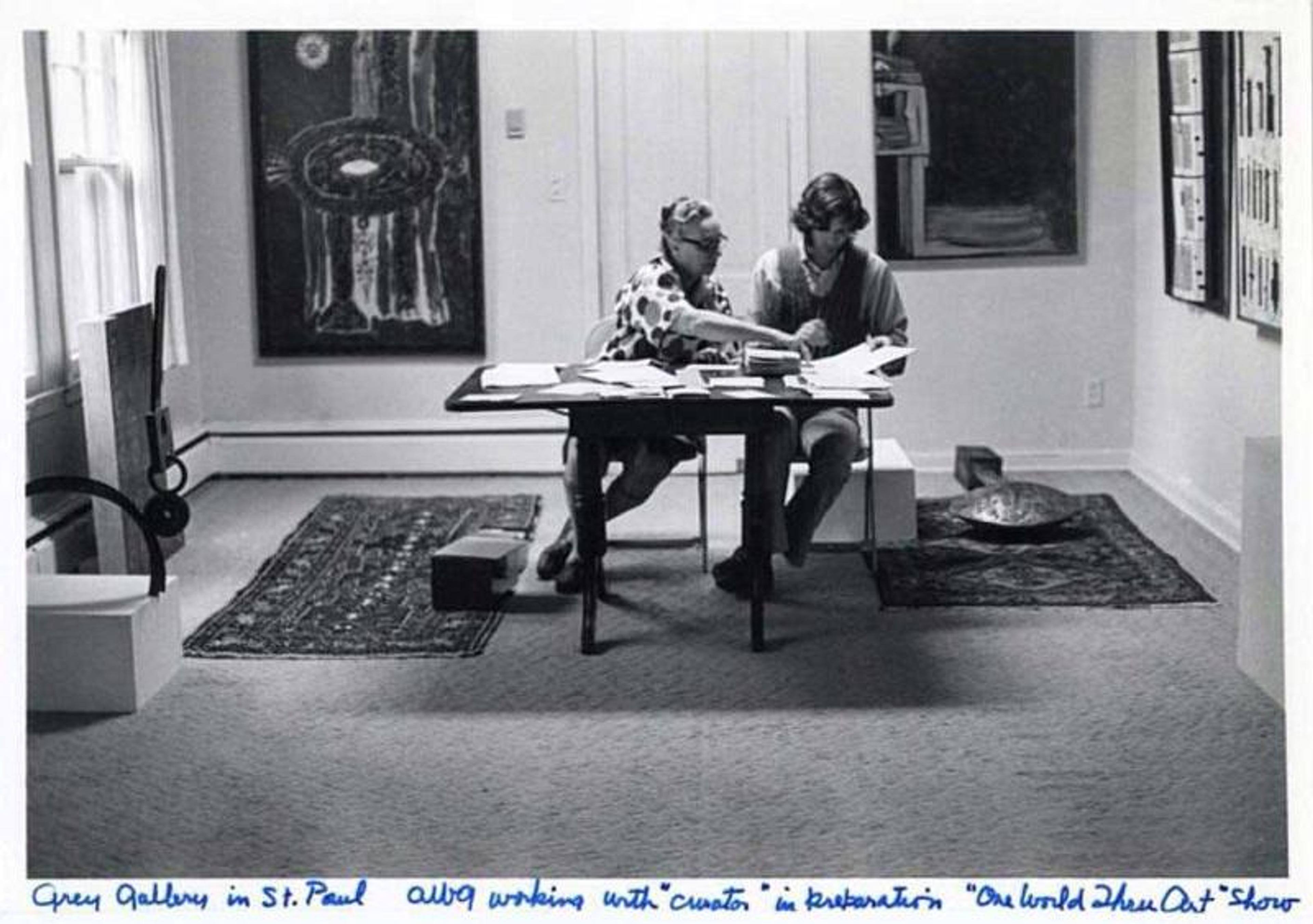 Abby Weed Grey, Grey Foundation k&uuml;rat&ouml;r&uuml; Tom Waite ile birlikte, Minnesota&rsquo;nın St. Paul kentinde d&uuml;zenlenen One World Through Art [Sanat Yoluyla Tek D&uuml;nya] sergisi i&ccedil;in katalog hazırlığı yaparken, 1972 Abby Weed Grey Papers, University Archives, New York University