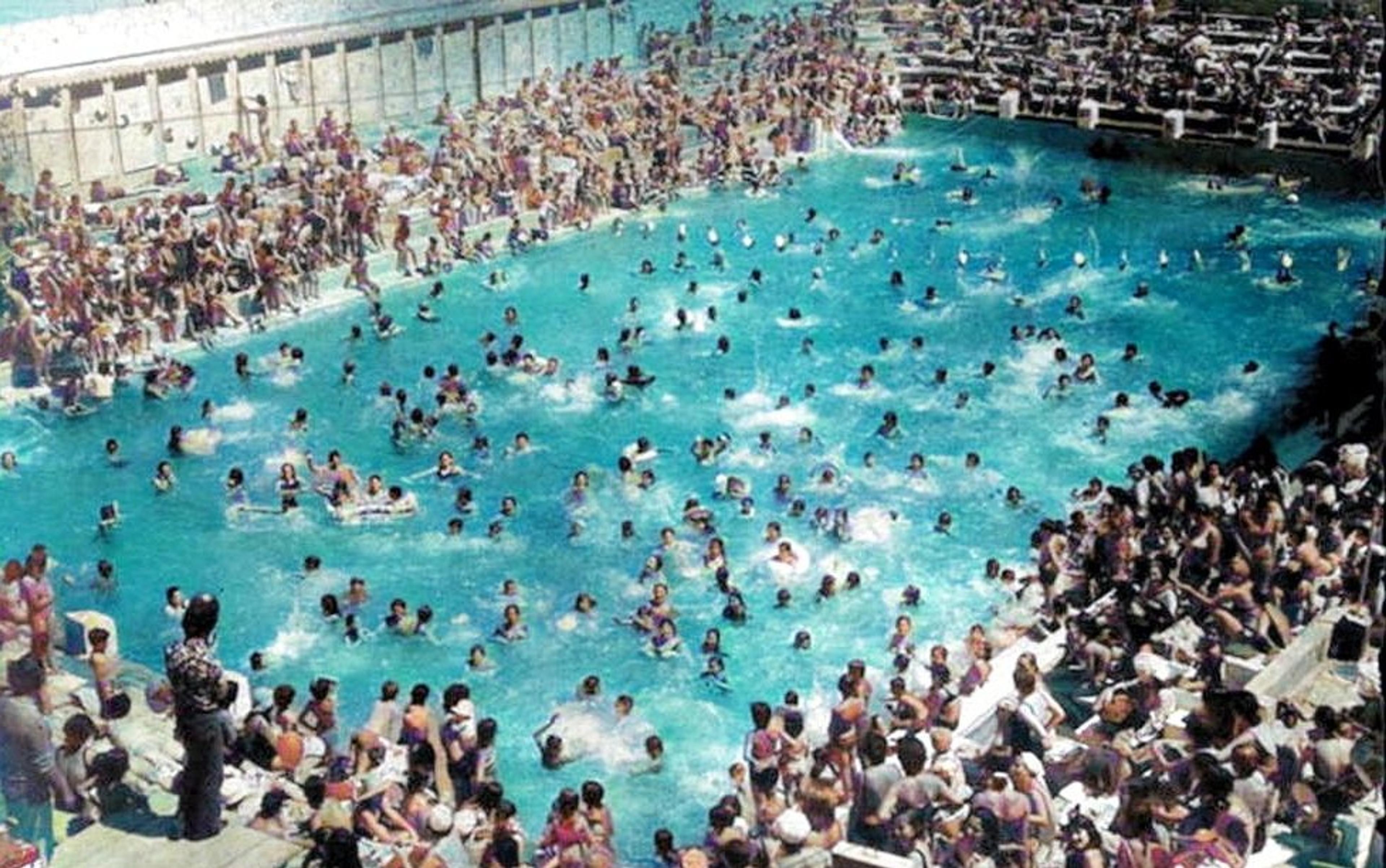 Şeref Stadı Havuzu’nun hayli kalabalık olduğu bir günde çekilmiş fotoğrafın renklendirilmiş hâli Beşiktaş JK Müzesi