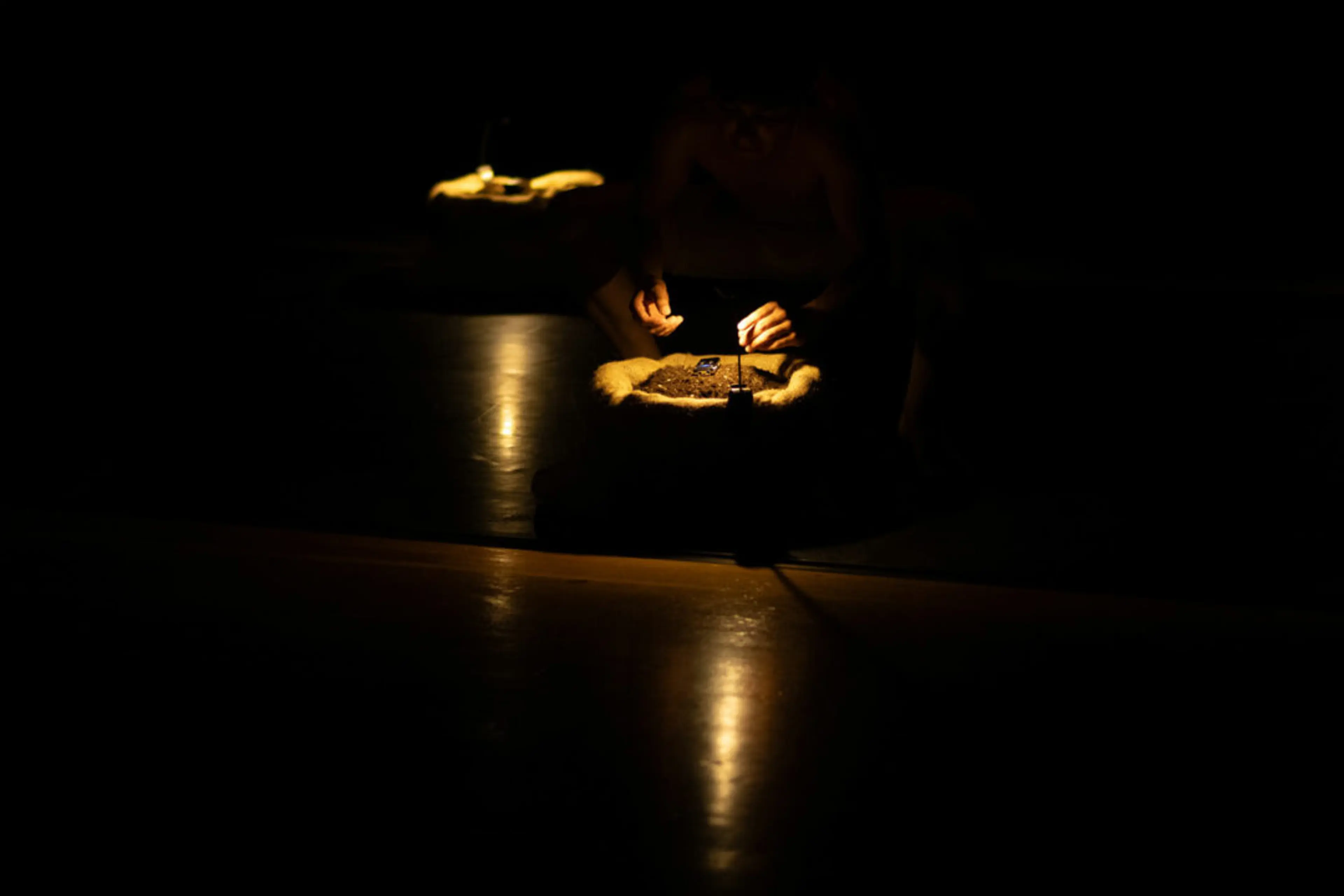 Camil Navaro’nun 9. Forecast Forum’da gerçekleştirdiği performanstan bir kare, Radialsystem, Berlin, Ağustos 2024 Fotoğraf: Camille Blake