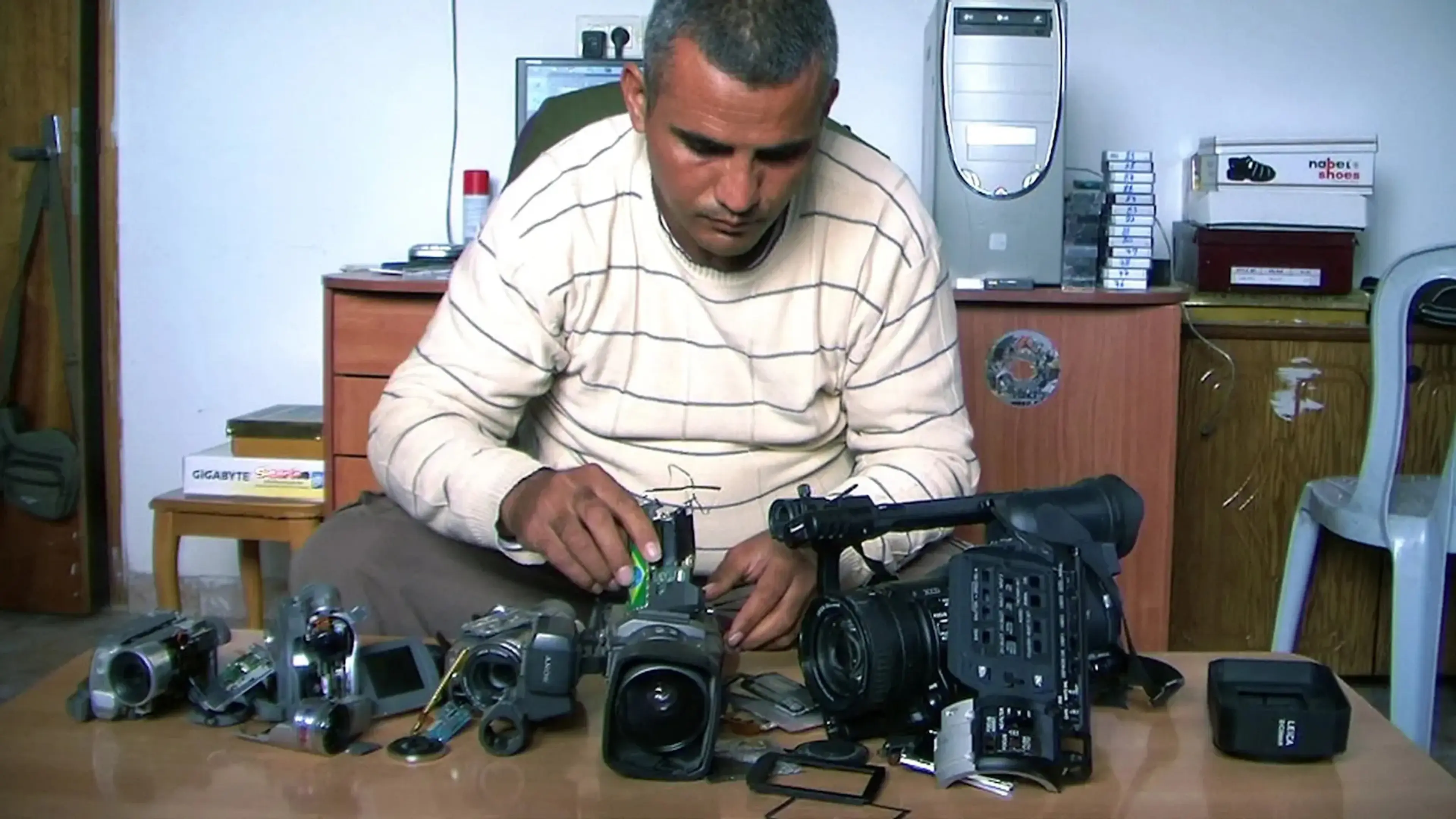 5 Broken Cameras [Beş Kırık Kamera] (2011) filminden bir kare ©Catndocs