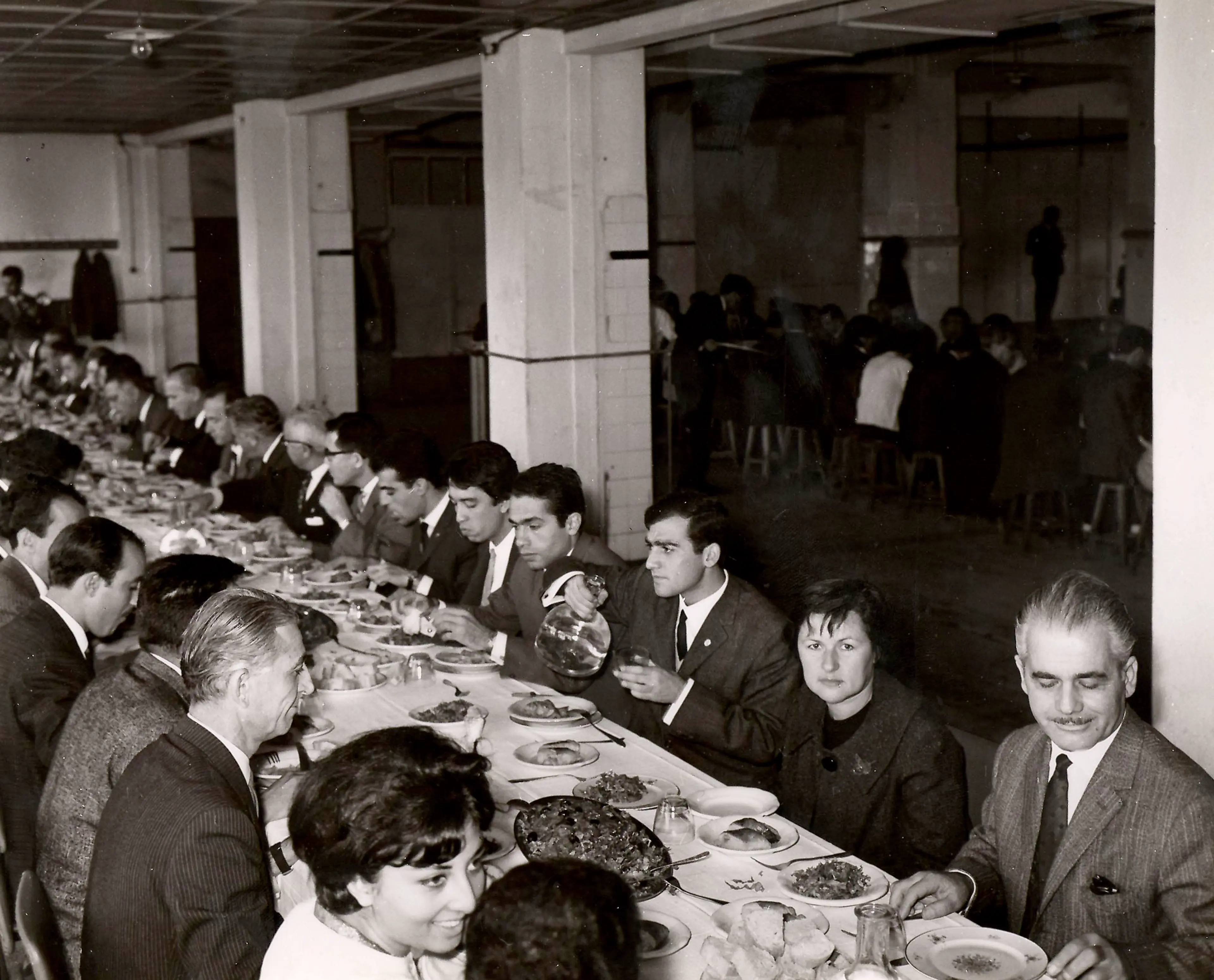 İstanbul Teknik Üniversitesi öğrencileri ve öğretim üyeleri Gümüşsuyu Kampüsü’ndeki yemek salonunda Salt Araştırma, Harika-Kemali Söylemezoğlu Arşivi