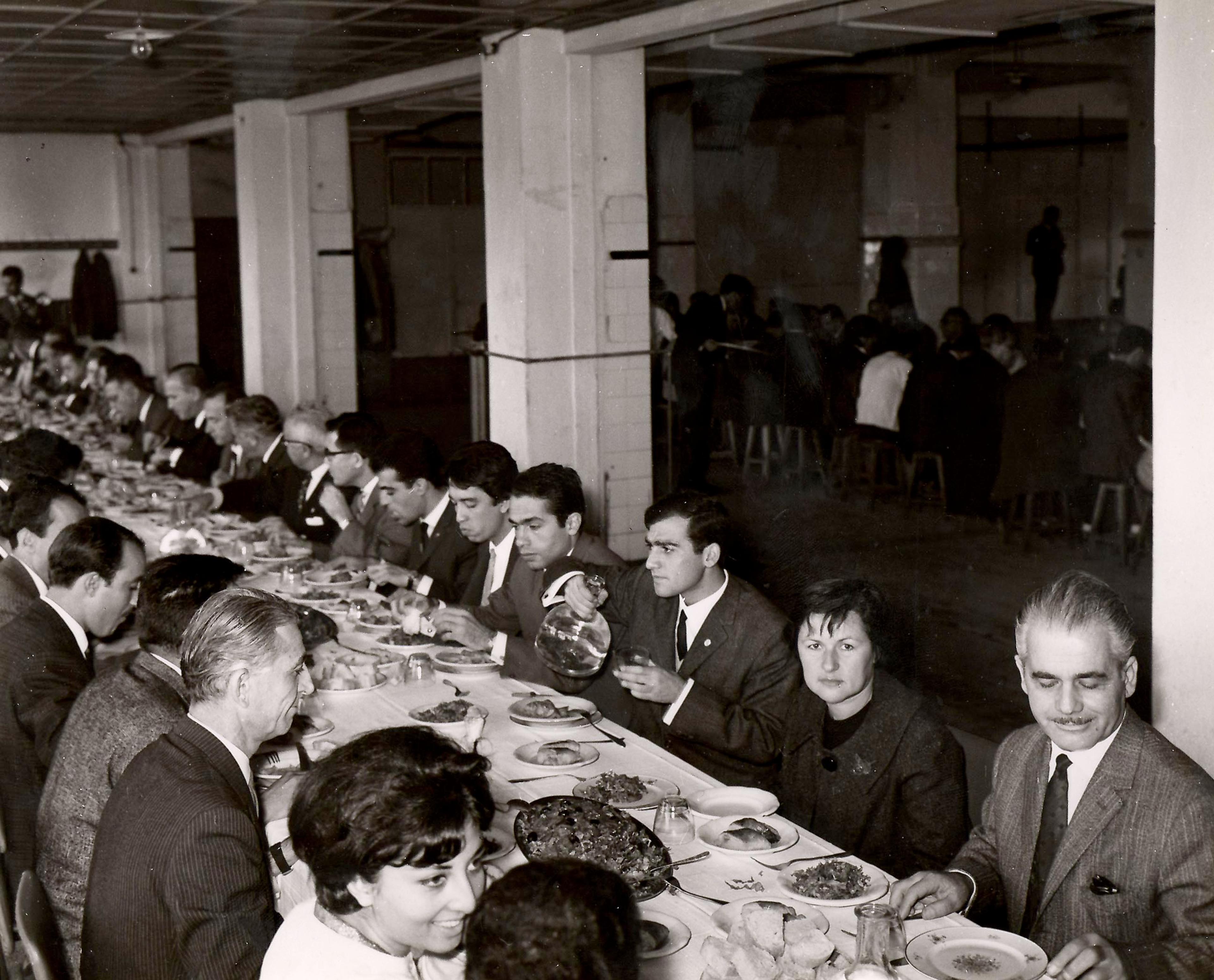 İstanbul Teknik Üniversitesi öğrencileri ve öğretim üyeleri Gümüşsuyu Kampüsü’ndeki yemek salonunda Salt Araştırma, Harika-Kemali Söylemezoğlu Arşivi