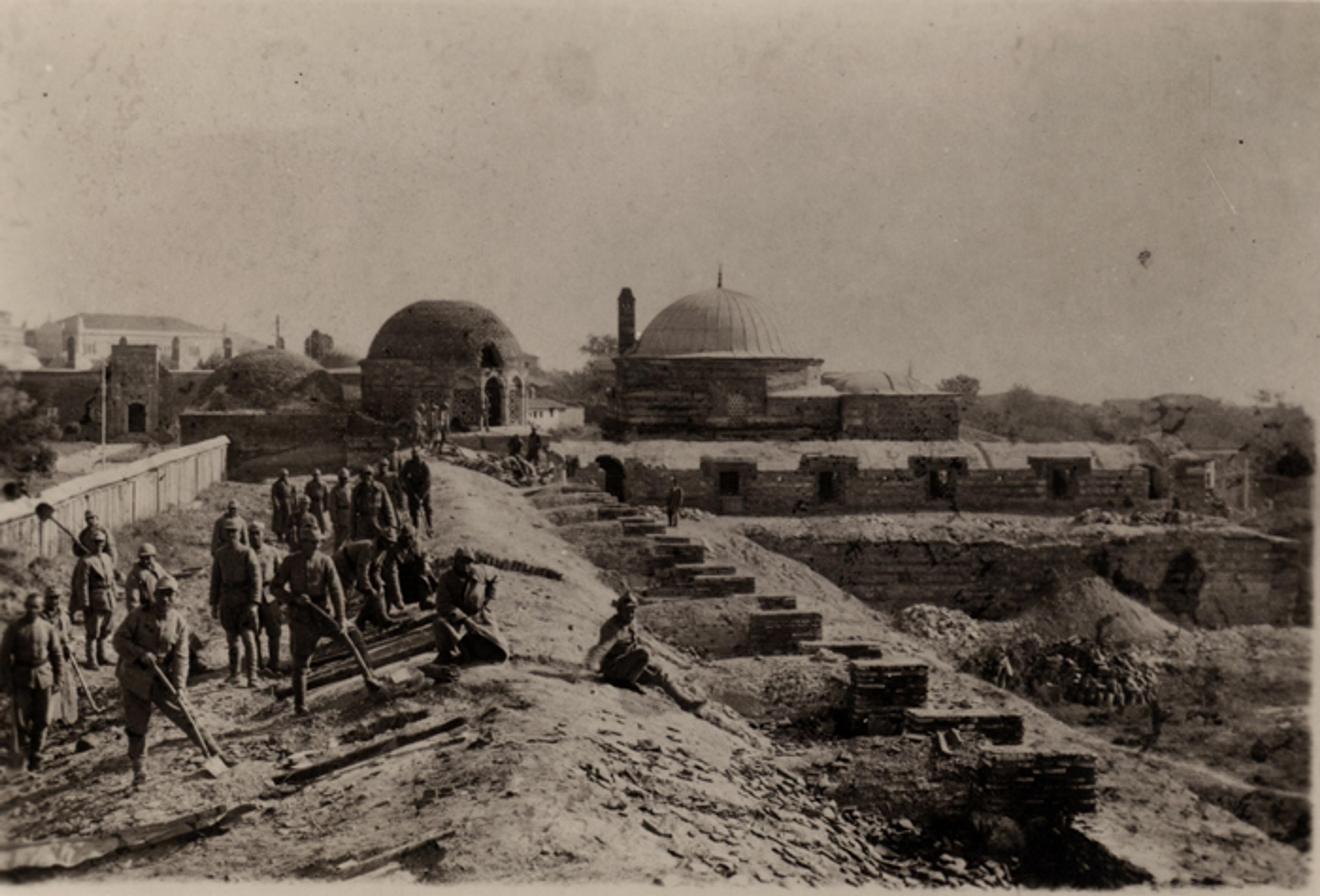 Edirne Selimiye Arastası’nın tonoz onarımında çalışan isçiler (tarihi bilinmiyor)